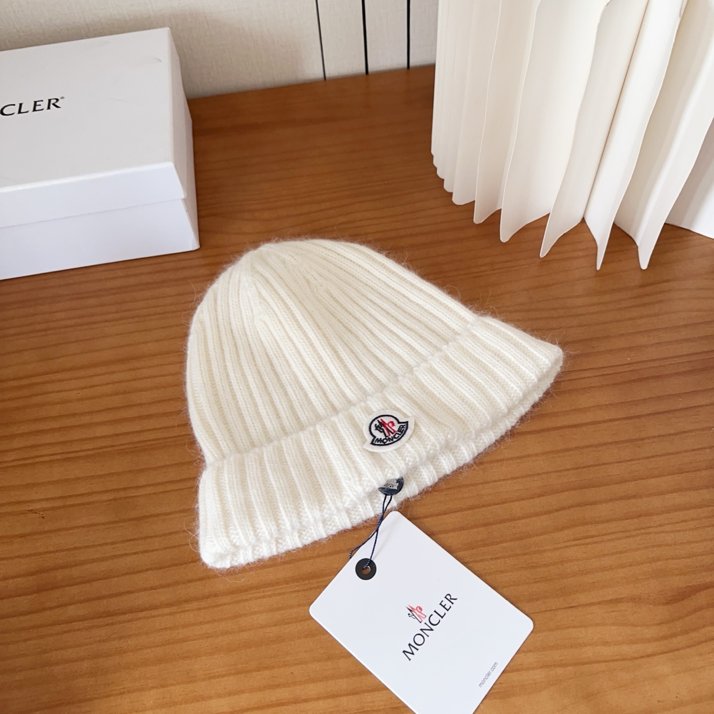 P68

Moncler蒙口25秋冬女士羊毛编织保暖针织帽
羊绒软糯般质感，正品级享受！
超大狐狸毛球1:1定制，原标！高品质现货！