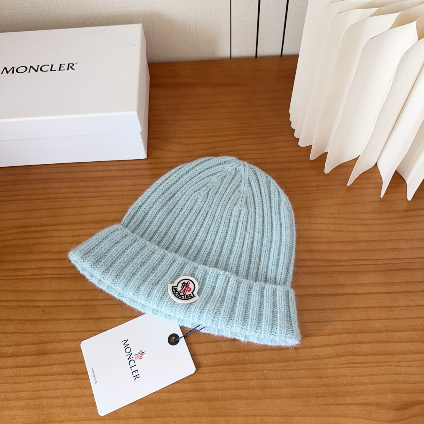 P68

Moncler蒙口25秋冬女士羊毛编织保暖针织帽
羊绒软糯般质感，正品级享受！
超大狐狸毛球1:1定制，原标！高品质现货！