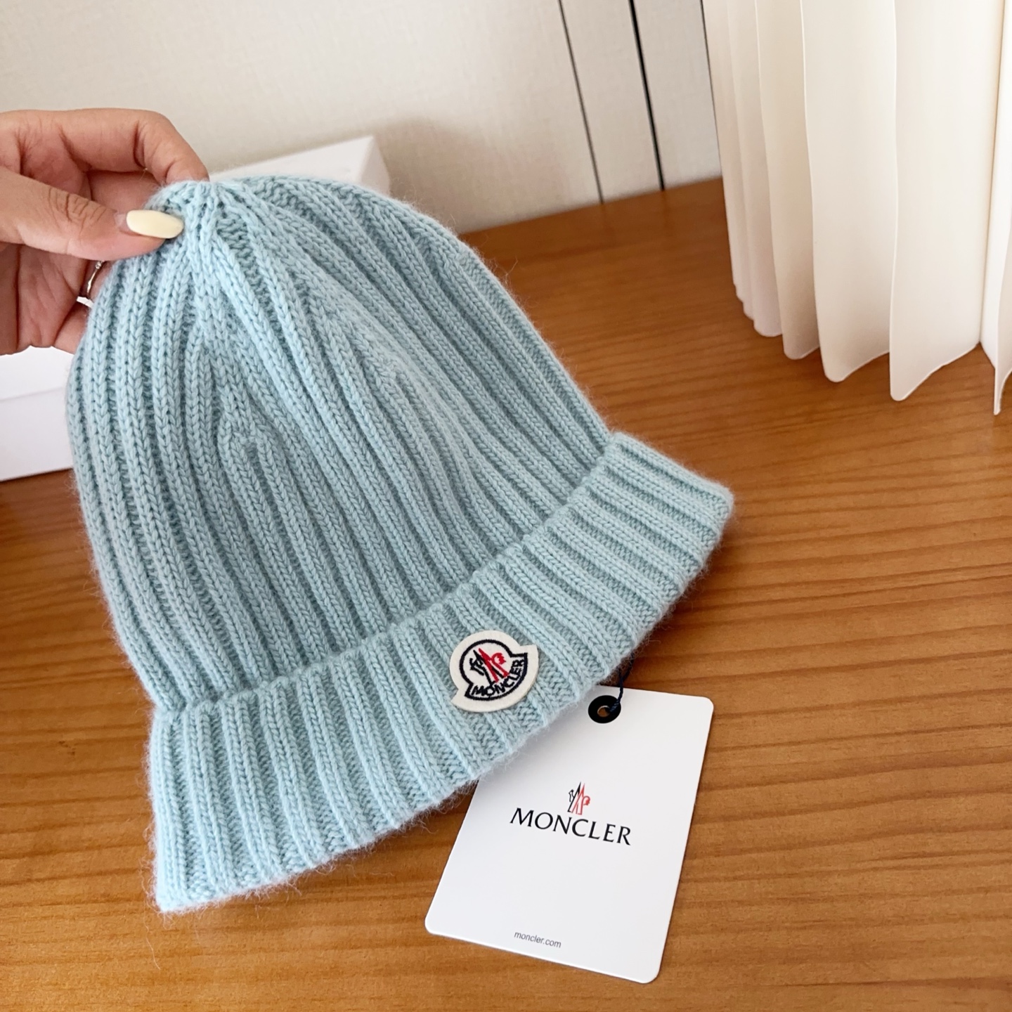 P68

Moncler蒙口25秋冬女士羊毛编织保暖针织帽
羊绒软糯般质感，正品级享受！
超大狐狸毛球1:1定制，原标！高品质现货！