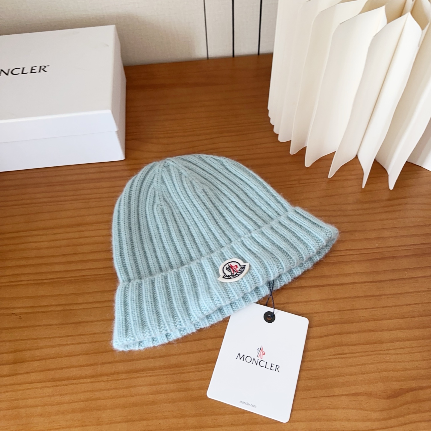 P68

Moncler蒙口25秋冬女士羊毛编织保暖针织帽
羊绒软糯般质感，正品级享受！
超大狐狸毛球1:1定制，原标！高品质现货！