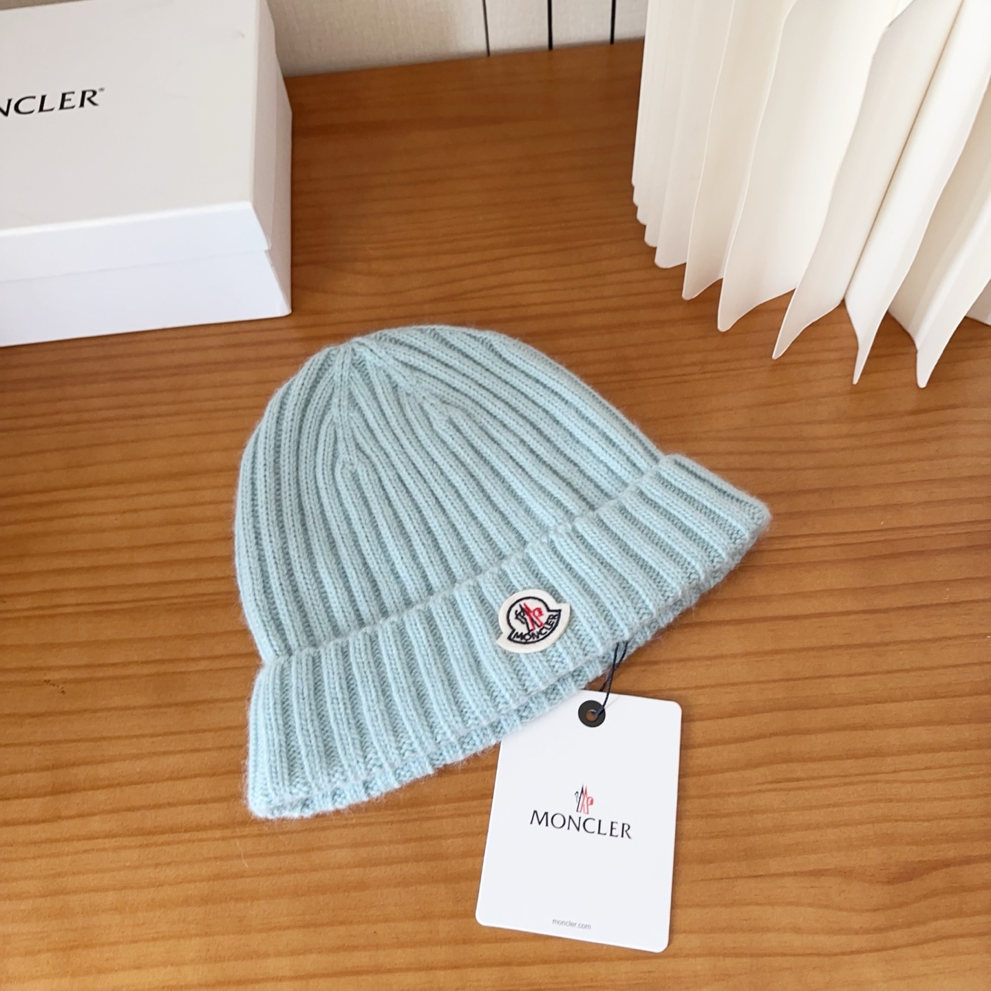 P68

Moncler蒙口25秋冬女士羊毛编织保暖针织帽
羊绒软糯般质感，正品级享受！
超大狐狸毛球1:1定制，原标！高品质现货！