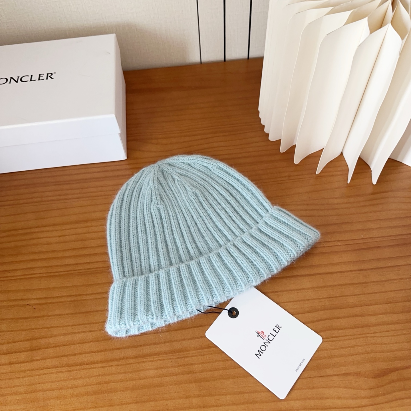 P68

Moncler蒙口25秋冬女士羊毛编织保暖针织帽
羊绒软糯般质感，正品级享受！
超大狐狸毛球1:1定制，原标！高品质现货！