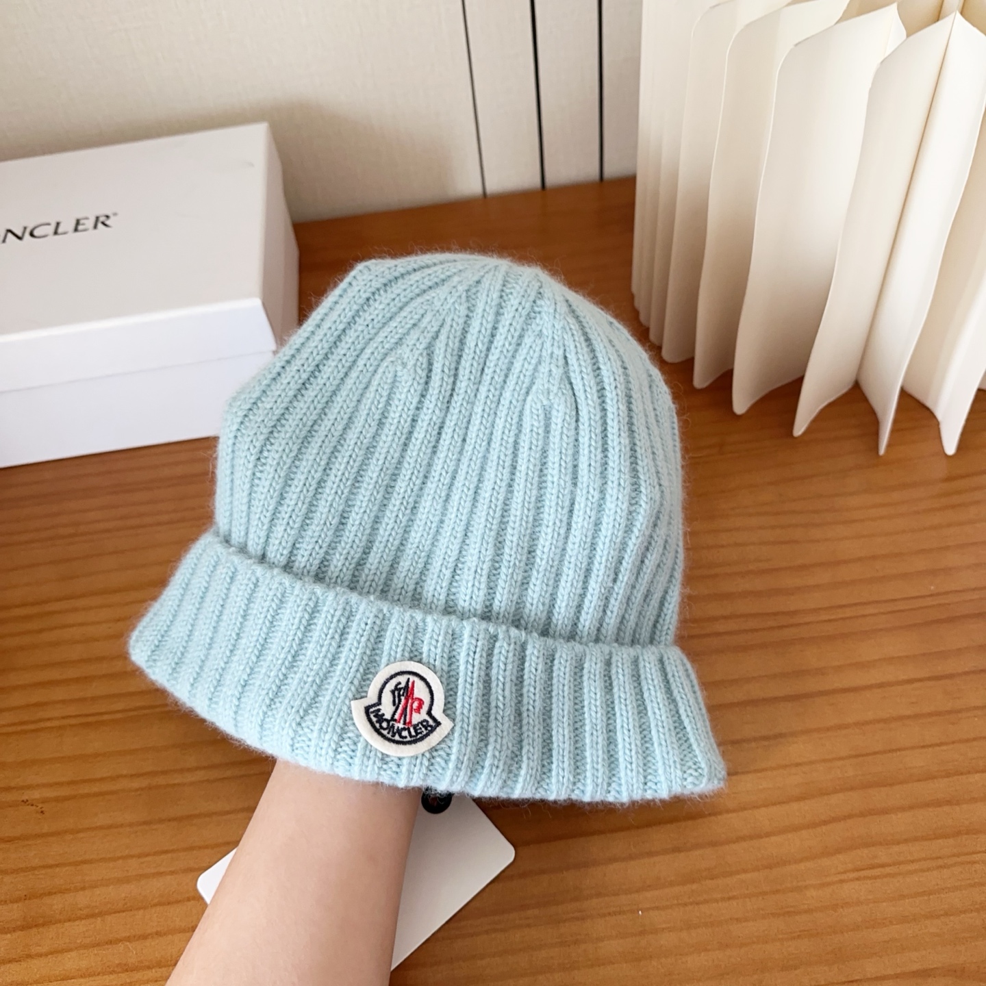 P68

Moncler蒙口25秋冬女士羊毛编织保暖针织帽
羊绒软糯般质感，正品级享受！
超大狐狸毛球1:1定制，原标！高品质现货！