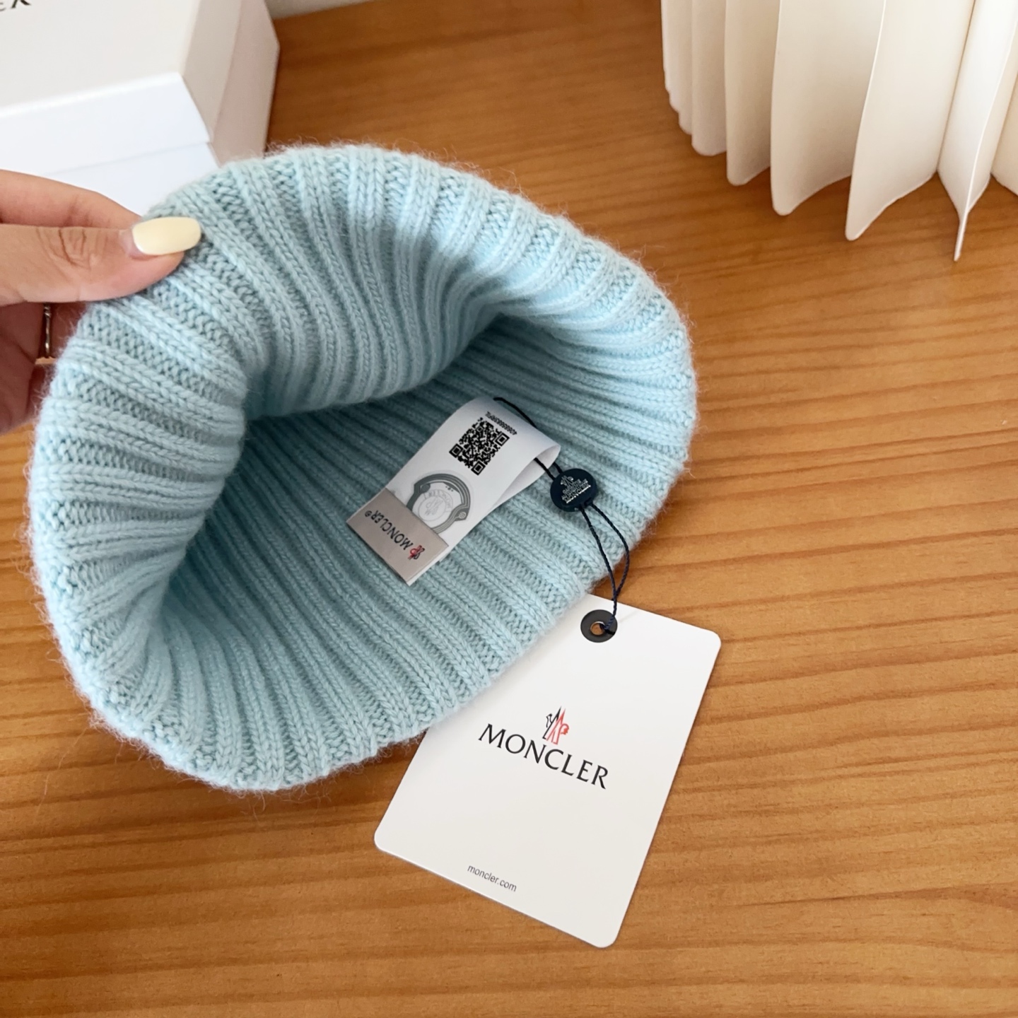 P68

Moncler蒙口25秋冬女士羊毛编织保暖针织帽
羊绒软糯般质感，正品级享受！
超大狐狸毛球1:1定制，原标！高品质现货！