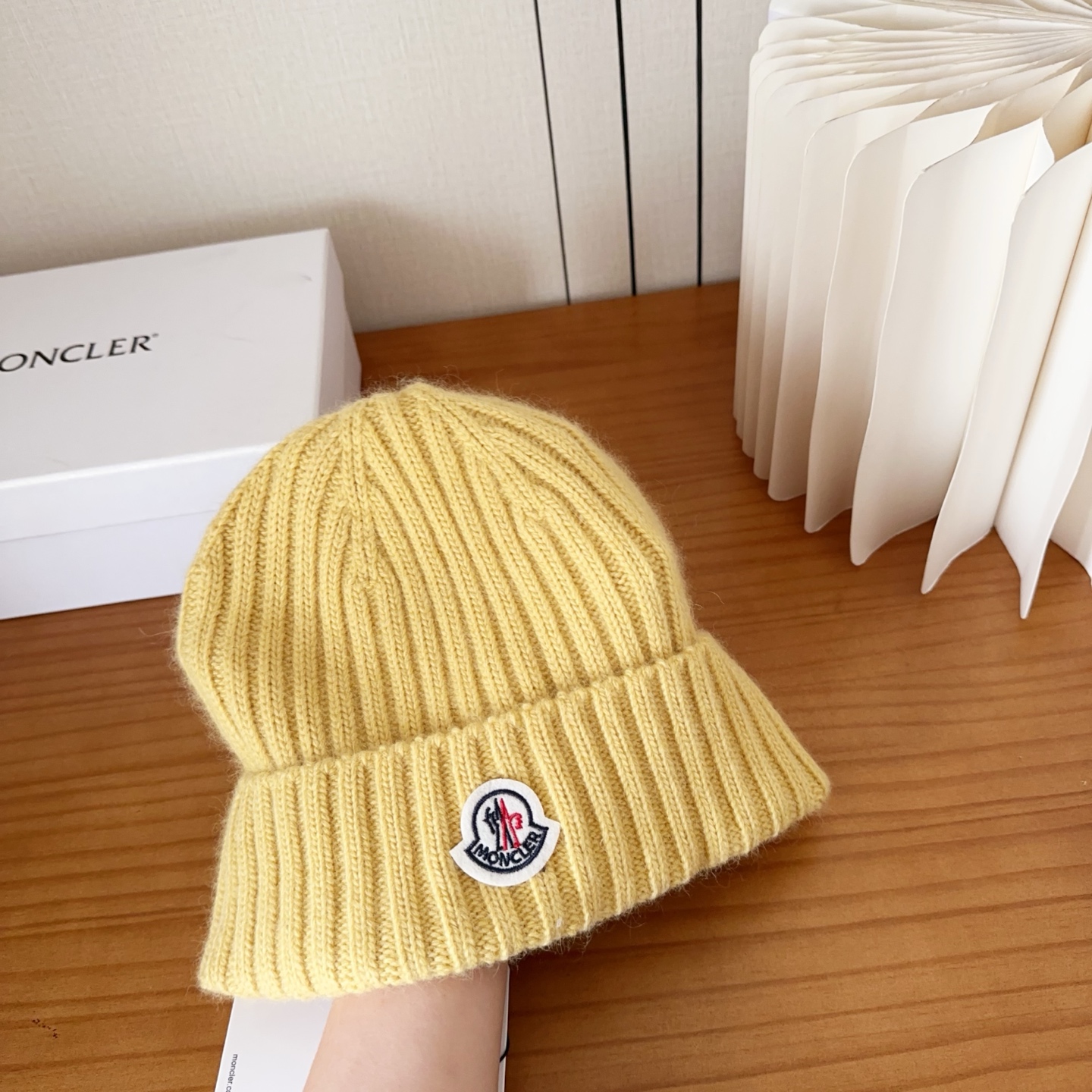 P68

Moncler蒙口25秋冬女士羊毛编织保暖针织帽
羊绒软糯般质感，正品级享受！
超大狐狸毛球1:1定制，原标！高品质现货！