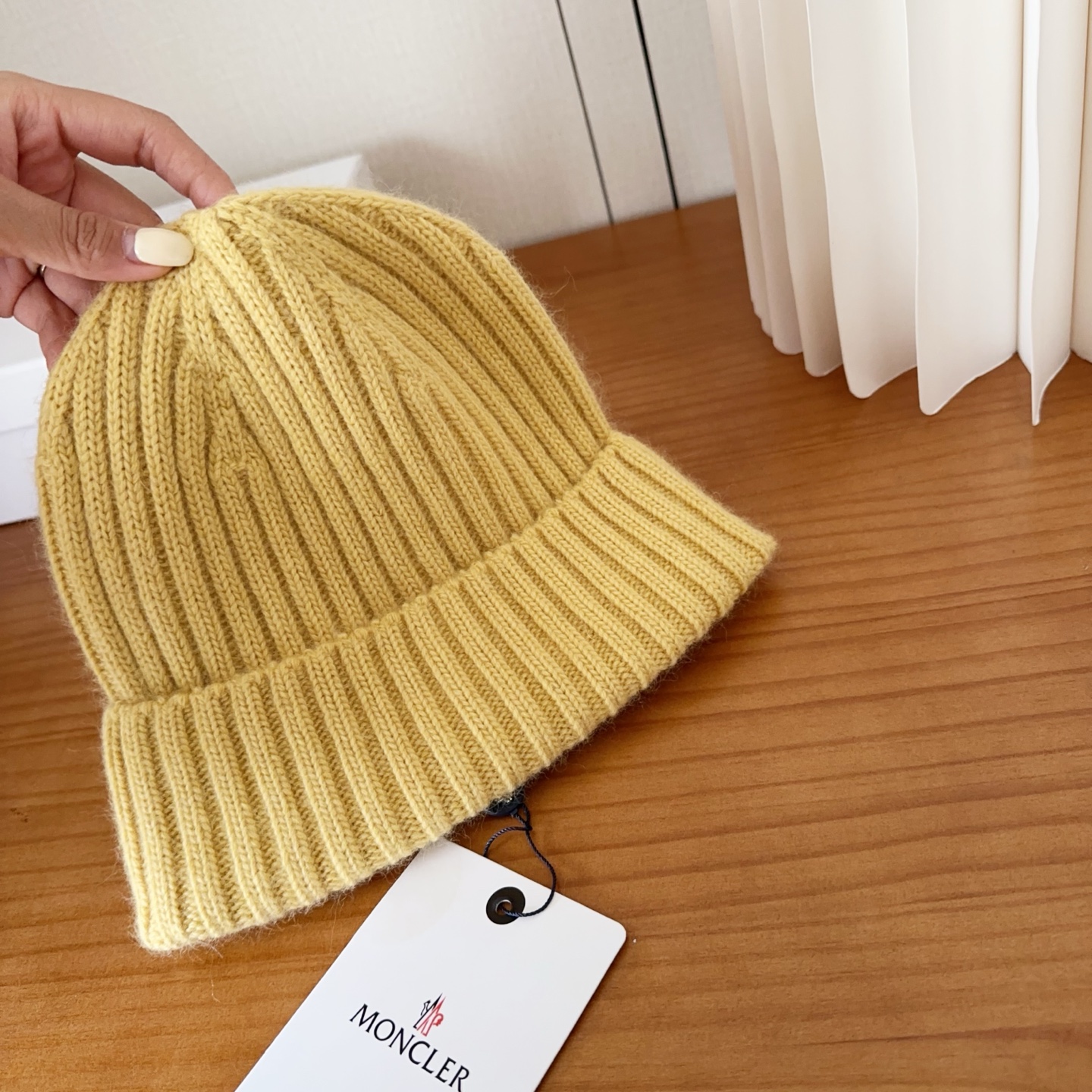 P68

Moncler蒙口25秋冬女士羊毛编织保暖针织帽
羊绒软糯般质感，正品级享受！
超大狐狸毛球1:1定制，原标！高品质现货！