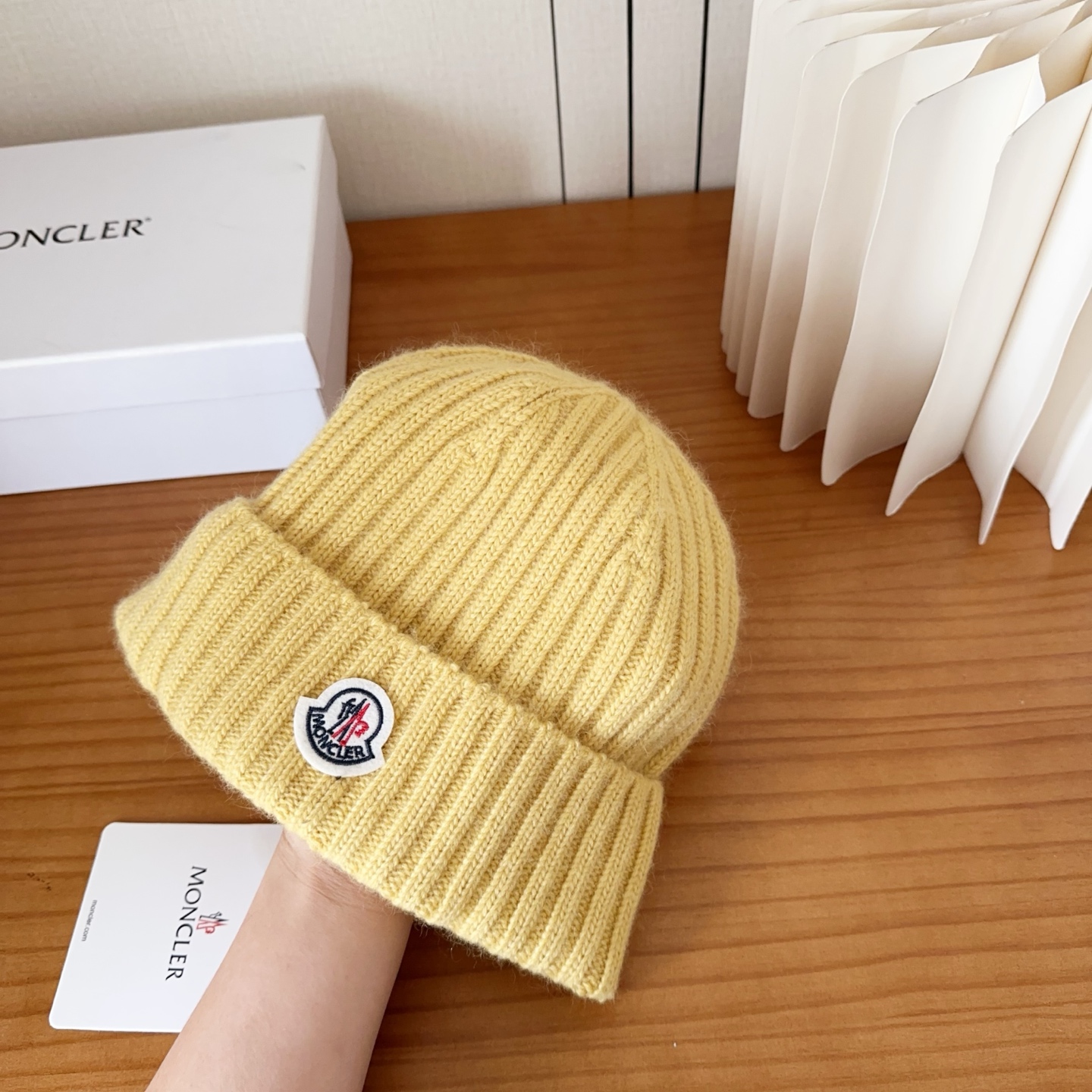 P68

Moncler蒙口25秋冬女士羊毛编织保暖针织帽
羊绒软糯般质感，正品级享受！
超大狐狸毛球1:1定制，原标！高品质现货！