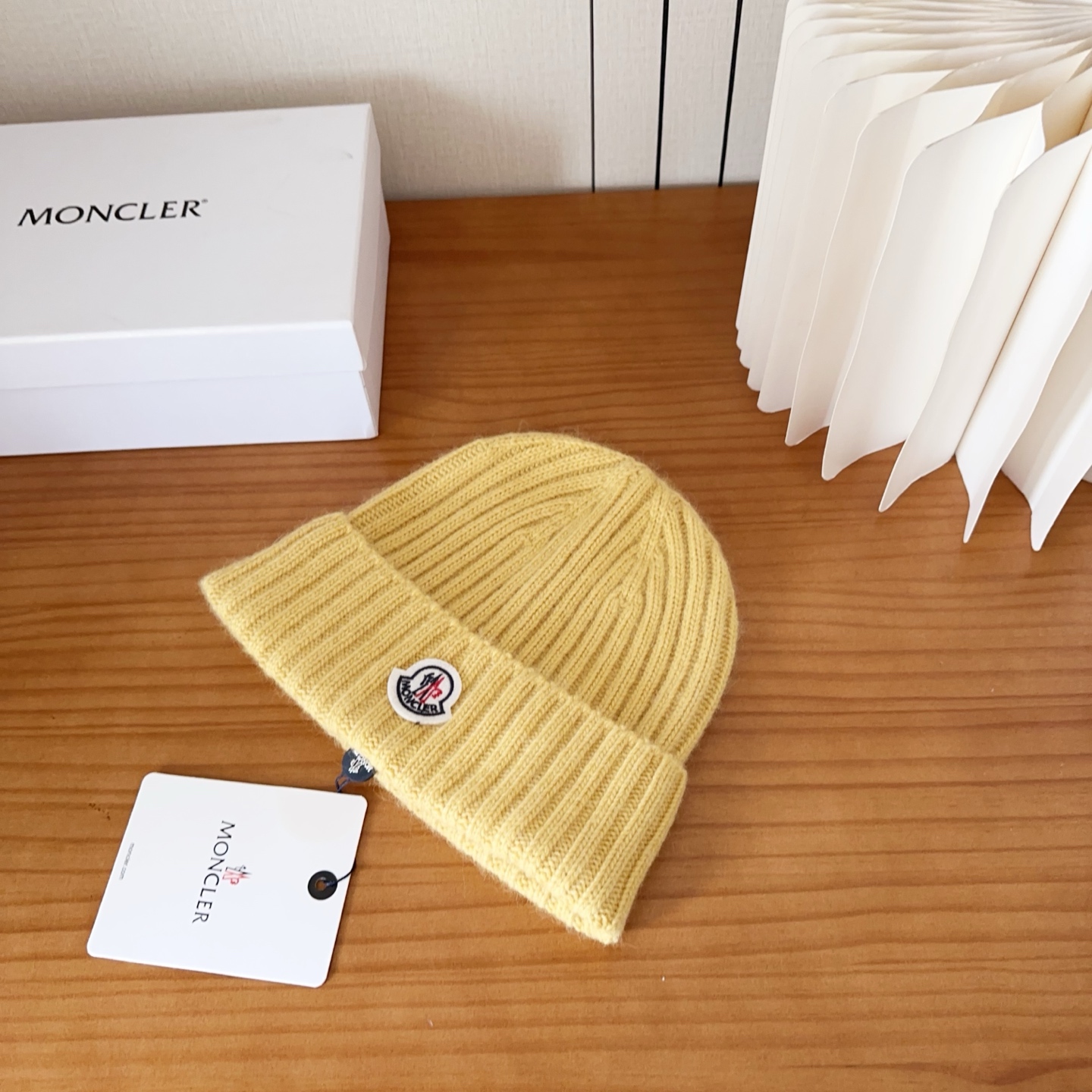 P68

Moncler蒙口25秋冬女士羊毛编织保暖针织帽
羊绒软糯般质感，正品级享受！
超大狐狸毛球1:1定制，原标！高品质现货！