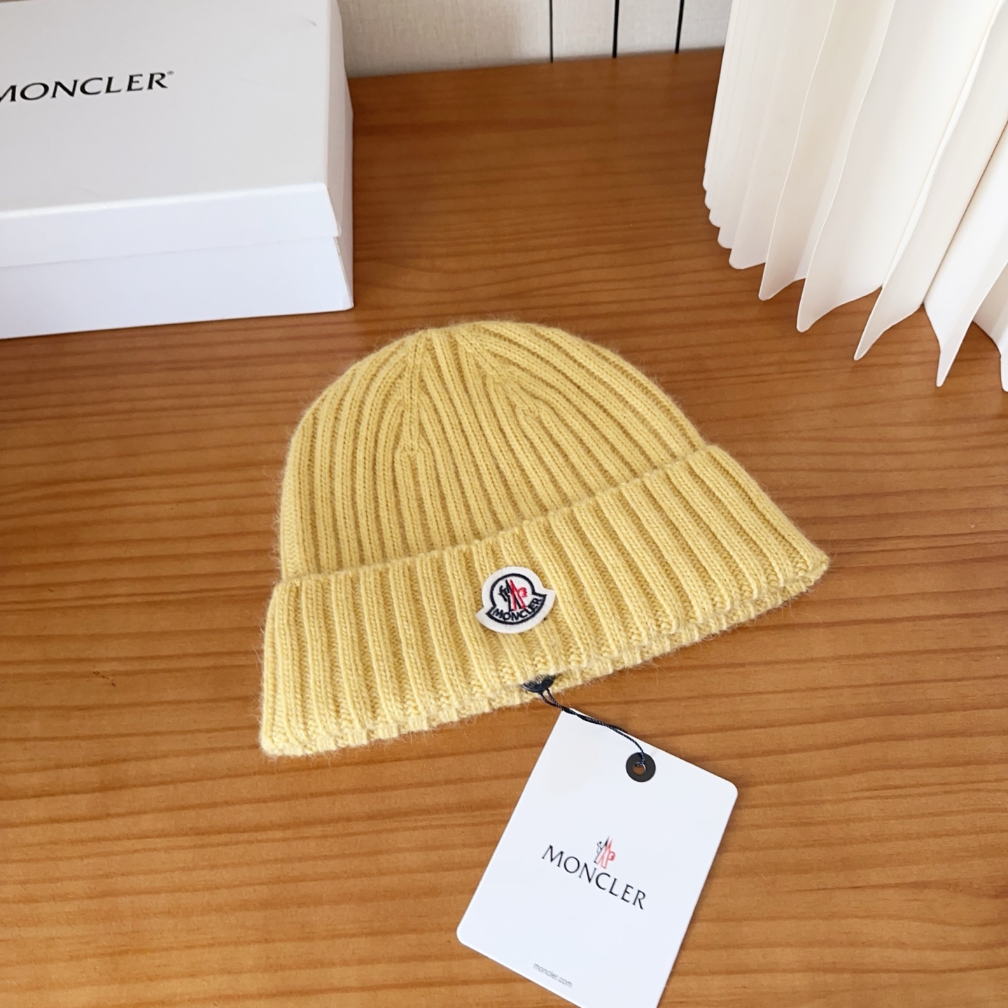 P68

Moncler蒙口25秋冬女士羊毛编织保暖针织帽
羊绒软糯般质感，正品级享受！
超大狐狸毛球1:1定制，原标！高品质现货！