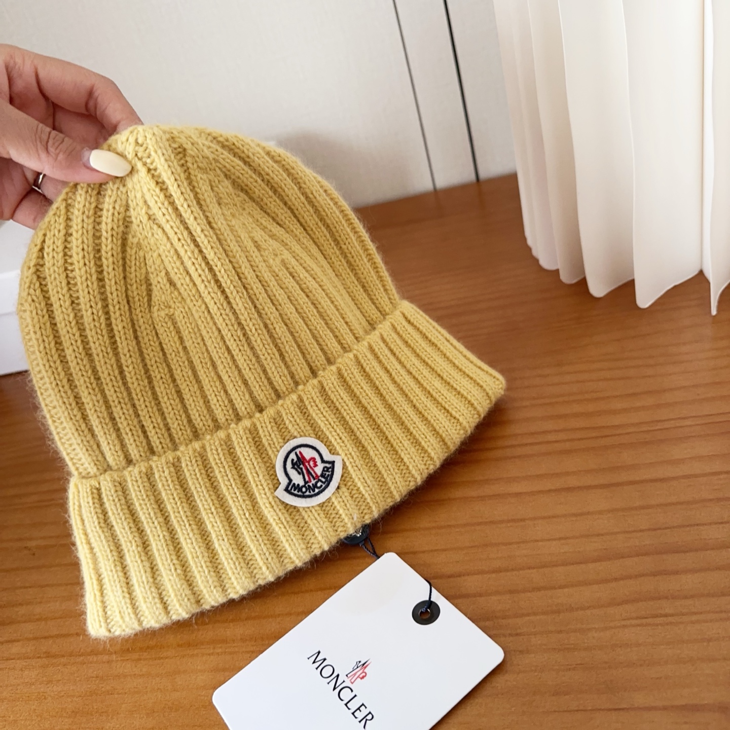 P68

Moncler蒙口25秋冬女士羊毛编织保暖针织帽
羊绒软糯般质感，正品级享受！
超大狐狸毛球1:1定制，原标！高品质现货！