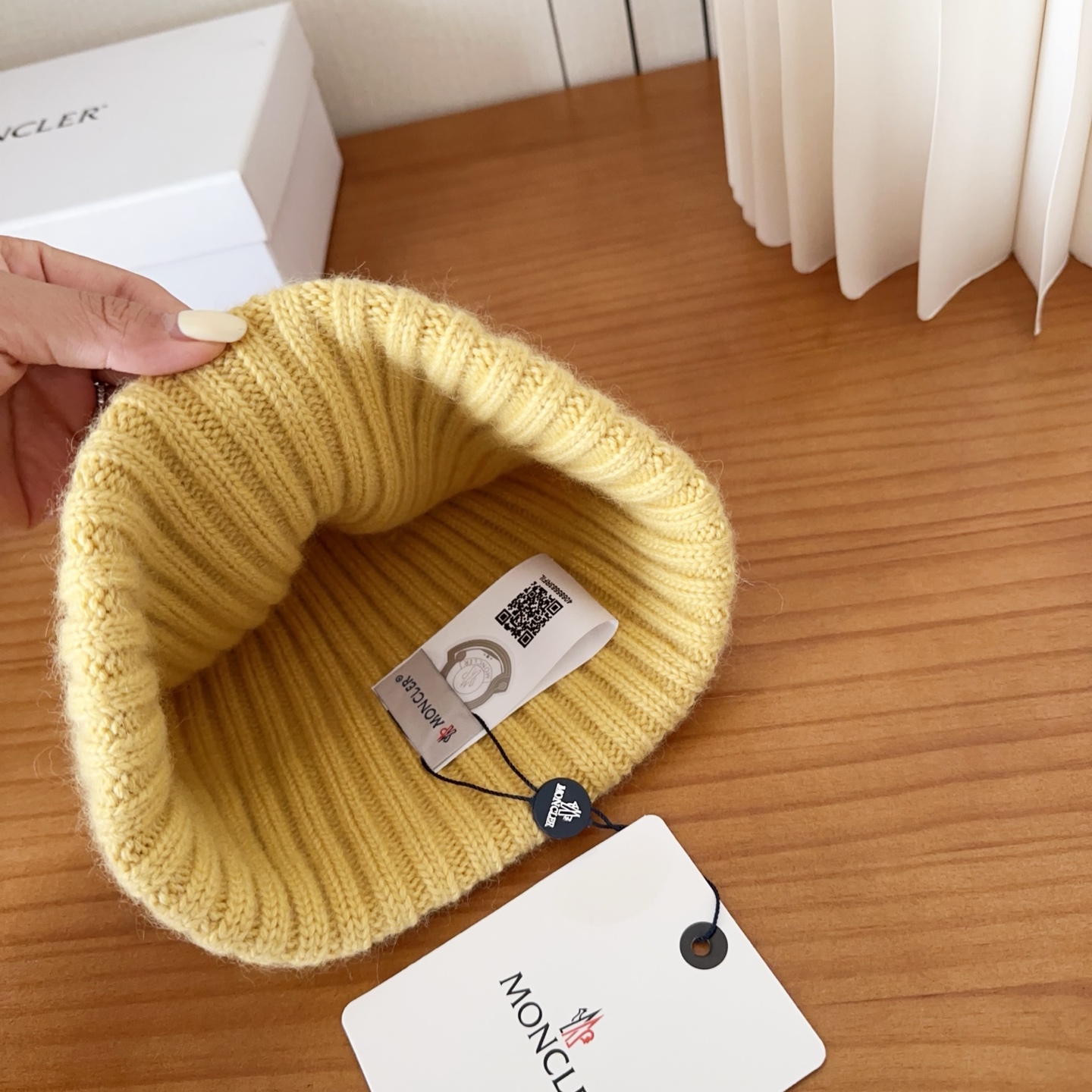 P68

Moncler蒙口25秋冬女士羊毛编织保暖针织帽
羊绒软糯般质感，正品级享受！
超大狐狸毛球1:1定制，原标！高品质现货！