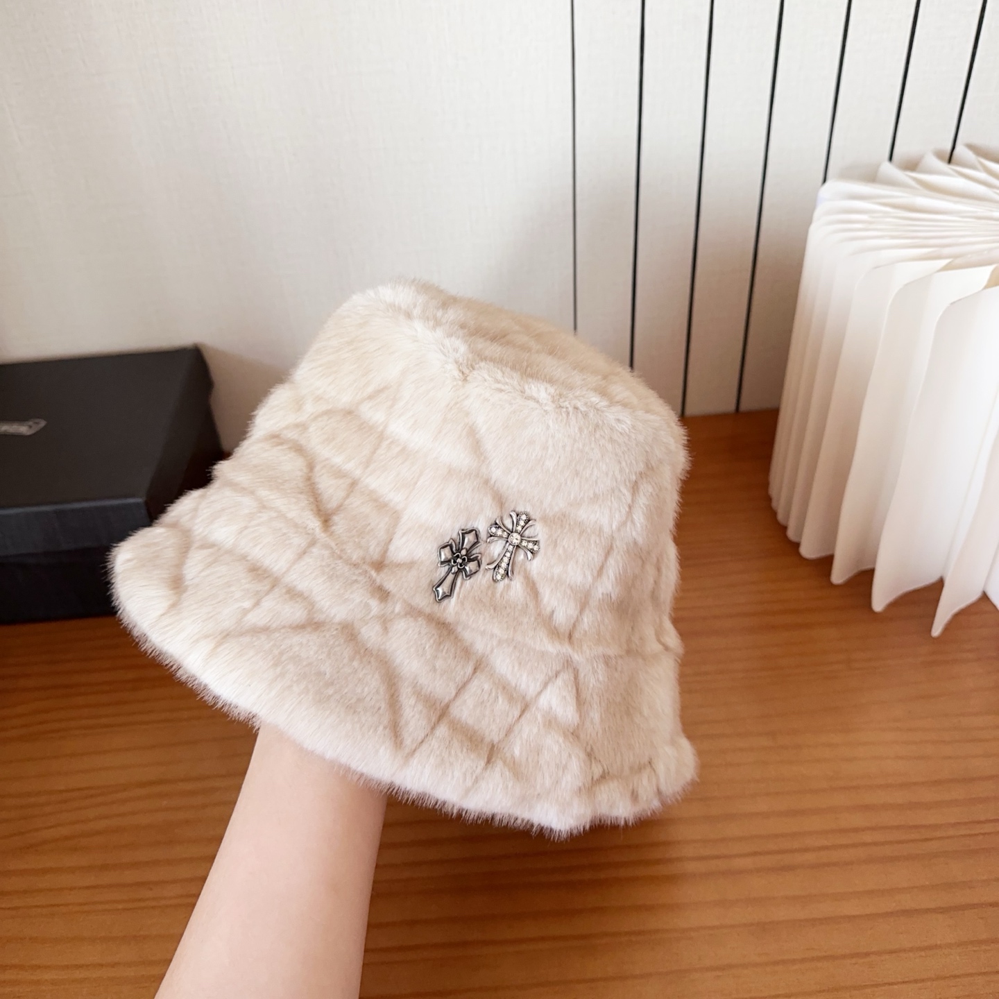 克罗心新款渔夫帽完全是超级完美的诠释了甜酷风 简直太爱了❤上头性感又帅气 双双在线！没有哪个女孩子拒绝的