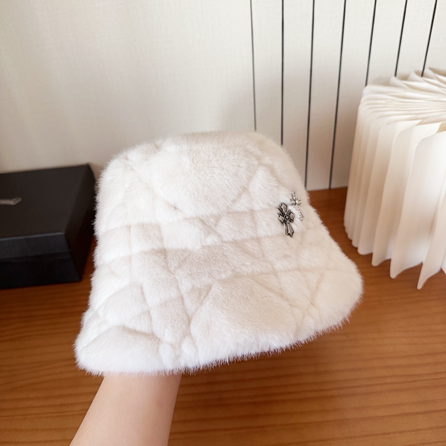 克罗心新款渔夫帽完全是超级完美的诠释了甜酷风 简直太爱了❤上头性感又帅气 双双在线！没有哪个女孩子拒绝的