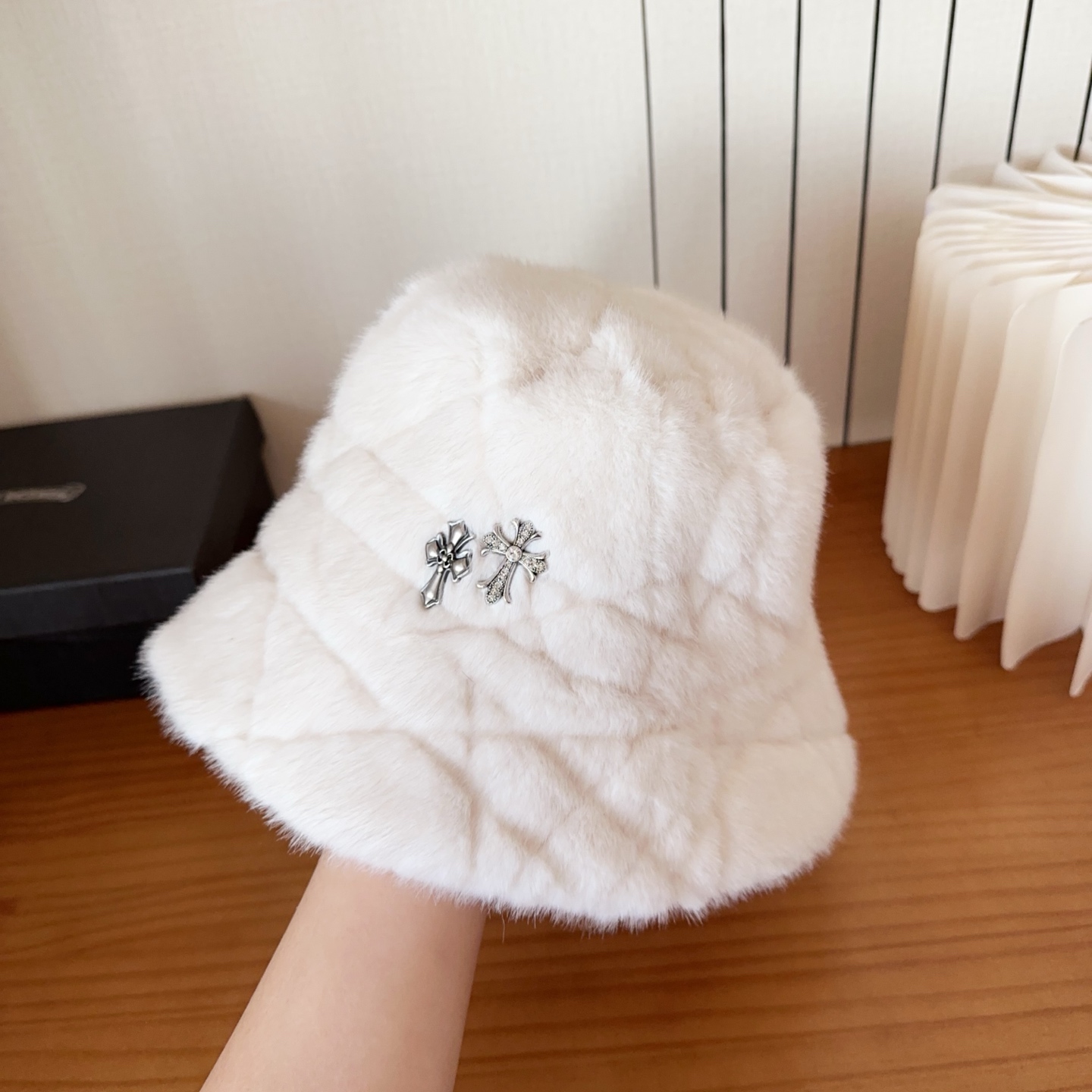 克罗心新款渔夫帽完全是超级完美的诠释了甜酷风 简直太爱了❤上头性感又帅气 双双在线！没有哪个女孩子拒绝的