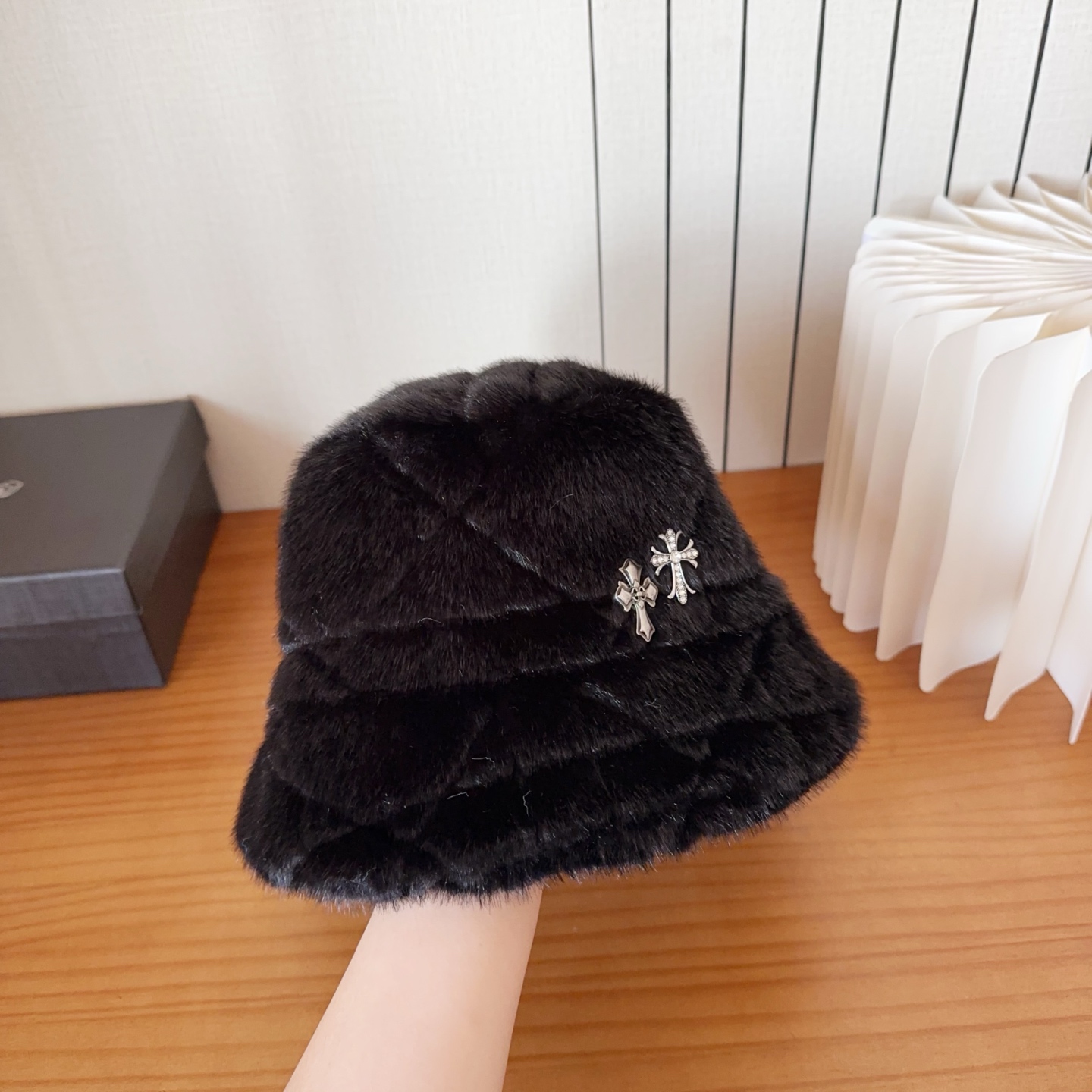 克罗心新款渔夫帽完全是超级完美的诠释了甜酷风 简直太爱了❤上头性感又帅气 双双在线！没有哪个女孩子拒绝的