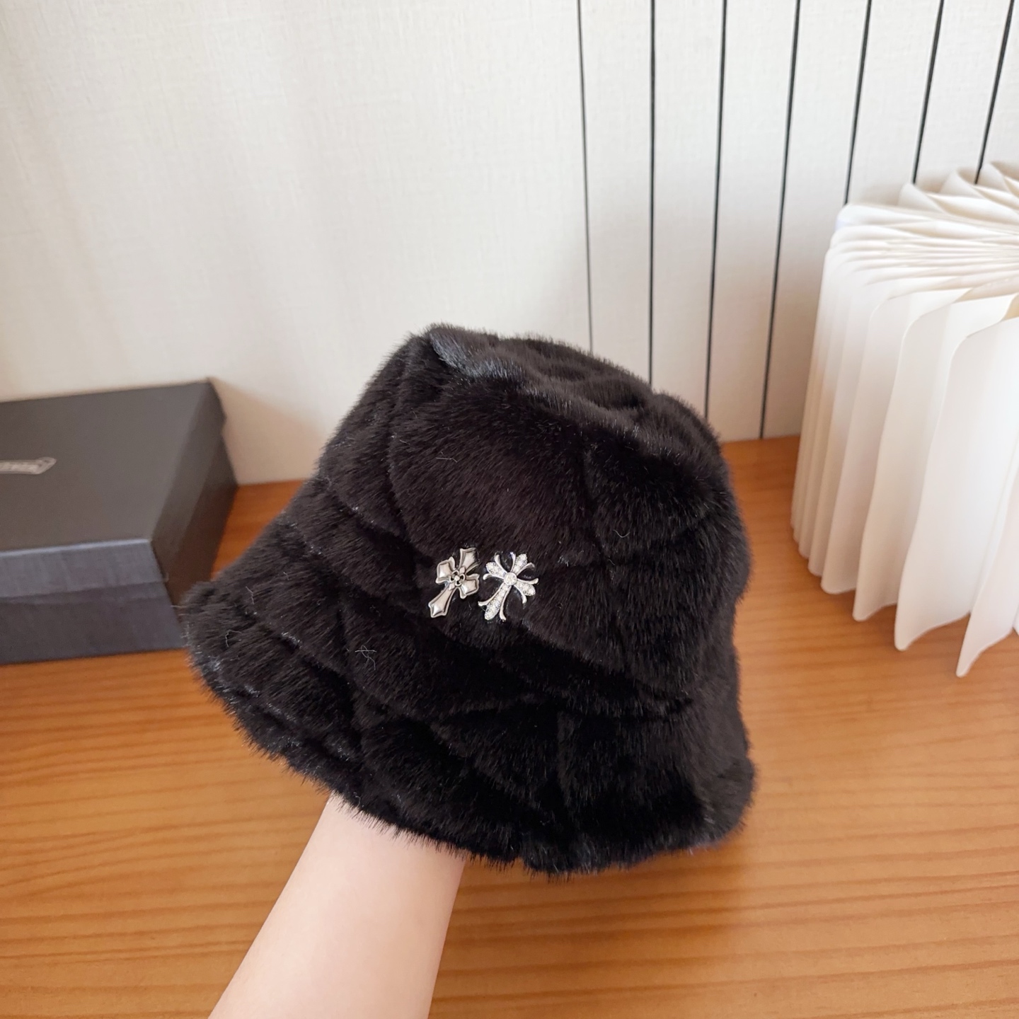 克罗心新款渔夫帽完全是超级完美的诠释了甜酷风 简直太爱了❤上头性感又帅气 双双在线！没有哪个女孩子拒绝的