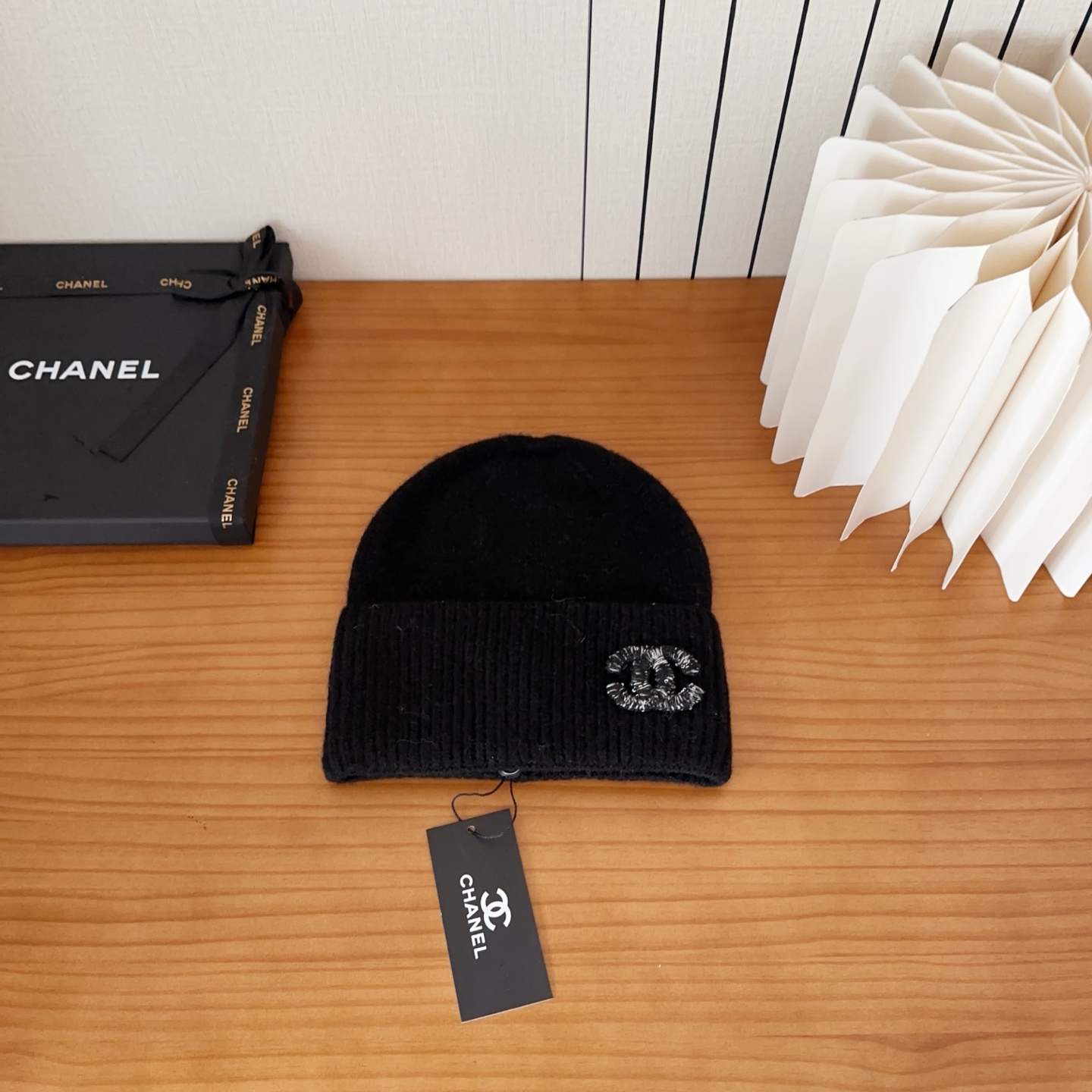 NO:617665,Chanel official website quality Chanel autumn and winter Internet celebrity fashion blogger recommended knitted hat, which hides a quiet sense of luxury. Every line is neat and generous, simple but not simple, generous and stylish. Every detail shows high-end taste, and the sense of fashion becomes more and more intriguing in the restraint. Hats, fisherman hats, baseball caps, knitted hats, hats, chanel, chanel, espadrilles, hats19860909Chanel官网品质香奈儿秋冬网红时尚博主推荐款针织帽,藏着不动声色的高级感,每一处线条都透着利落大方,简约而不简单,大方且不失格调,处处细节都彰显着高端品味,时尚感在克制中愈发耐人寻味.帽子渔夫帽棒球帽针织帽,帽子,chanel,chanel,espadrilles,hats,hat