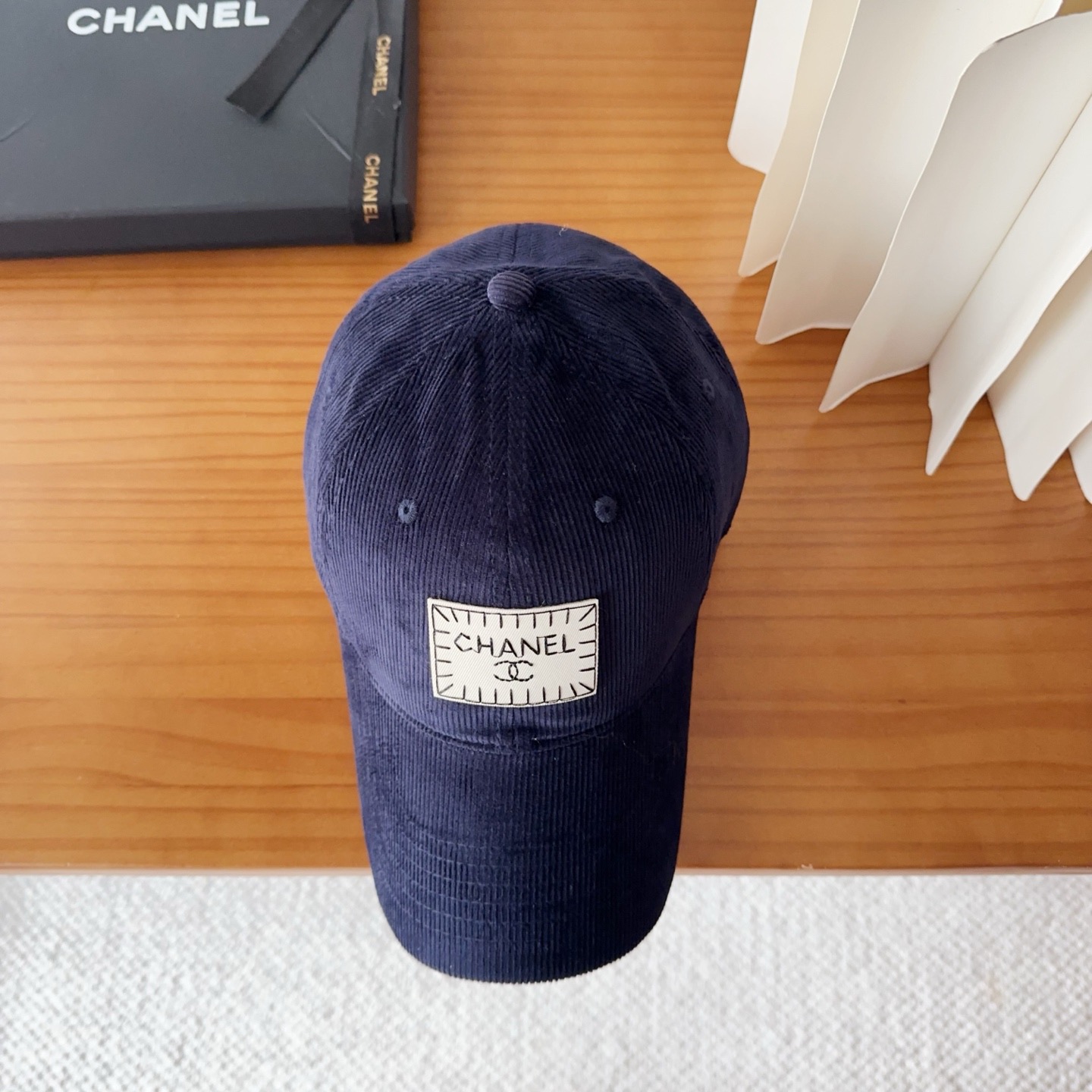 香奈儿 秋季新款 灯芯绒棒球帽🧢小标几个颜色真的很耐看整个帽型软顶设计 戴上去和头部完美贴合非常舒服颜色