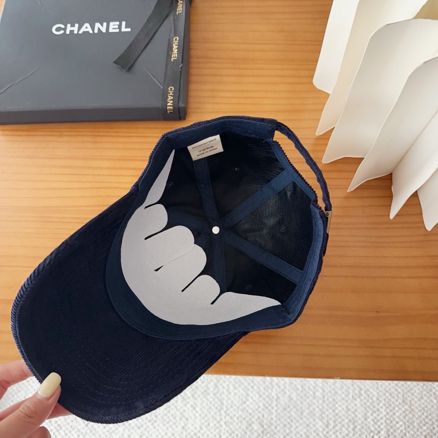 香奈儿 秋季新款 灯芯绒棒球帽🧢小标几个颜色真的很耐看整个帽型软顶设计 戴上去和头部完美贴合非常舒服颜色