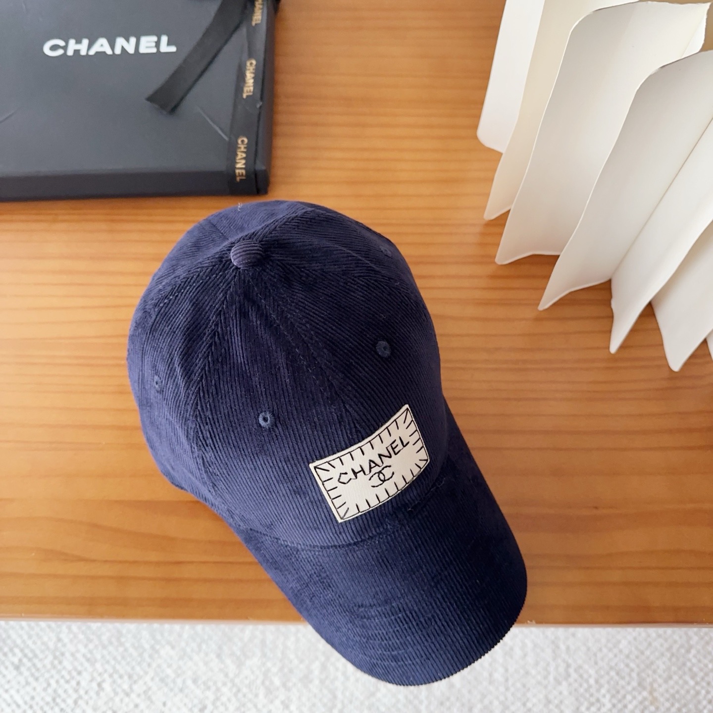 香奈儿 秋季新款 灯芯绒棒球帽🧢小标几个颜色真的很耐看整个帽型软顶设计 戴上去和头部完美贴合非常舒服颜色