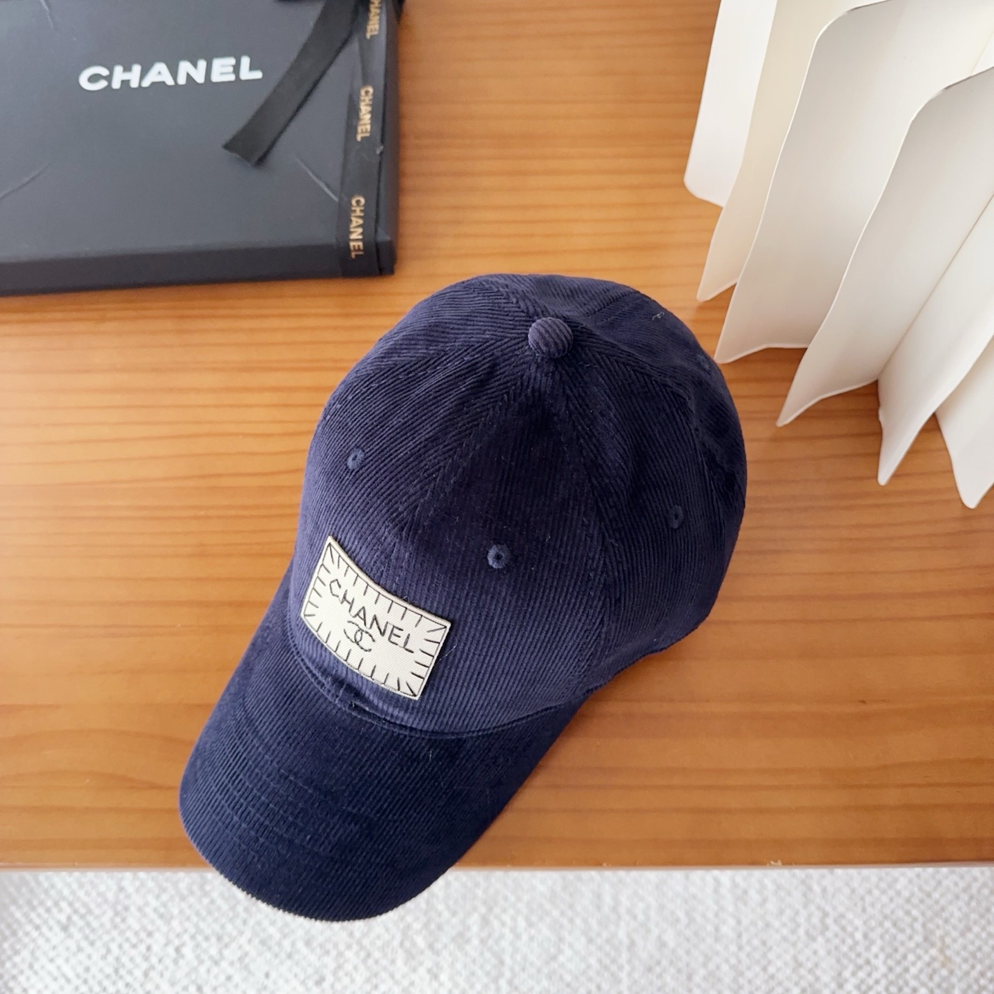 香奈儿 秋季新款 灯芯绒棒球帽🧢小标几个颜色真的很耐看整个帽型软顶设计 戴上去和头部完美贴合非常舒服颜色