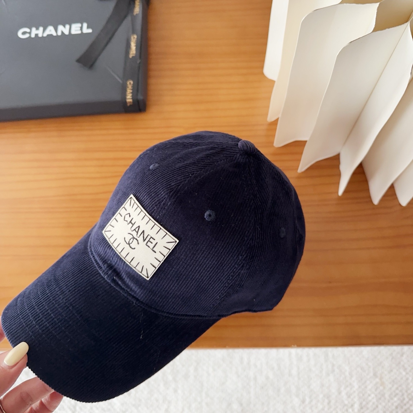 香奈儿 秋季新款 灯芯绒棒球帽🧢小标几个颜色真的很耐看整个帽型软顶设计 戴上去和头部完美贴合非常舒服颜色