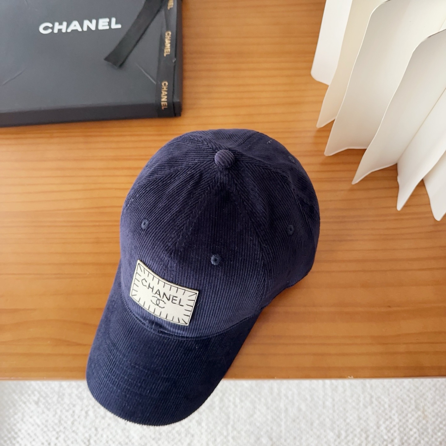 香奈儿 秋季新款 灯芯绒棒球帽🧢小标几个颜色真的很耐看整个帽型软顶设计 戴上去和头部完美贴合非常舒服颜色