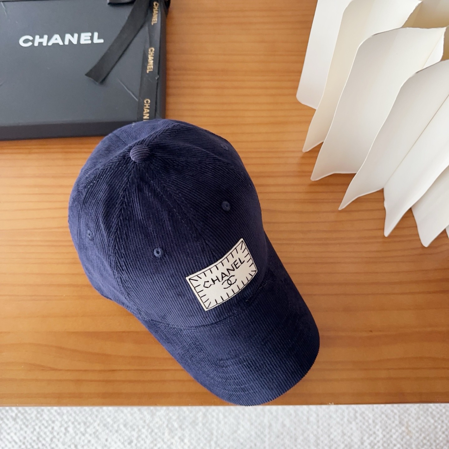 香奈儿 秋季新款 灯芯绒棒球帽🧢小标几个颜色真的很耐看整个帽型软顶设计 戴上去和头部完美贴合非常舒服颜色