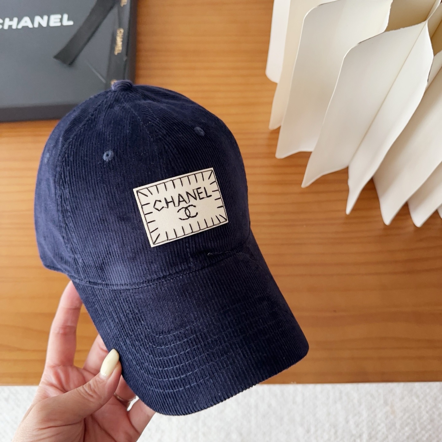 香奈儿 秋季新款 灯芯绒棒球帽🧢小标几个颜色真的很耐看整个帽型软顶设计 戴上去和头部完美贴合非常舒服颜色