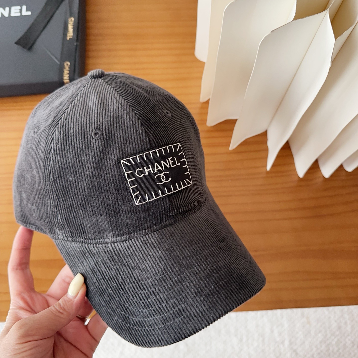 香奈儿 秋季新款 灯芯绒棒球帽🧢小标几个颜色真的很耐看整个帽型软顶设计 戴上去和头部完美贴合非常舒服颜色