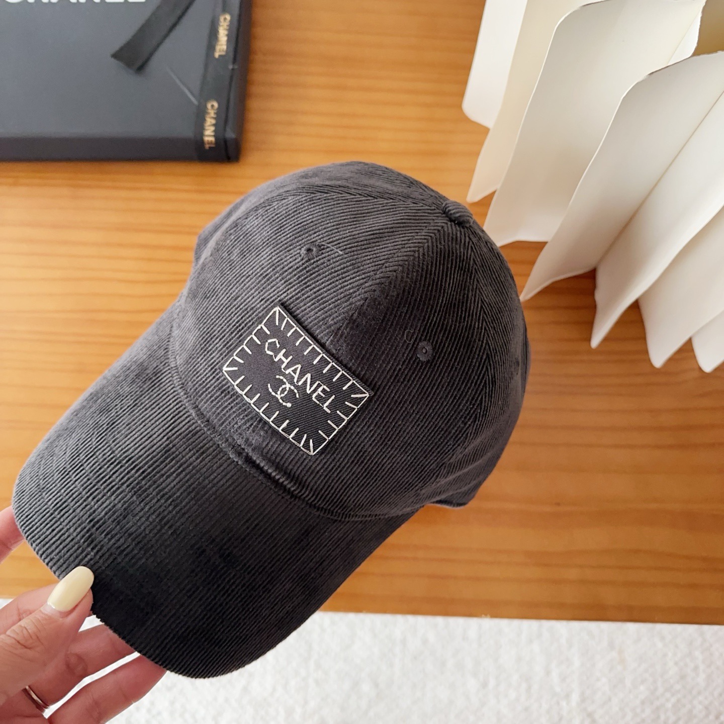 香奈儿 秋季新款 灯芯绒棒球帽🧢小标几个颜色真的很耐看整个帽型软顶设计 戴上去和头部完美贴合非常舒服颜色