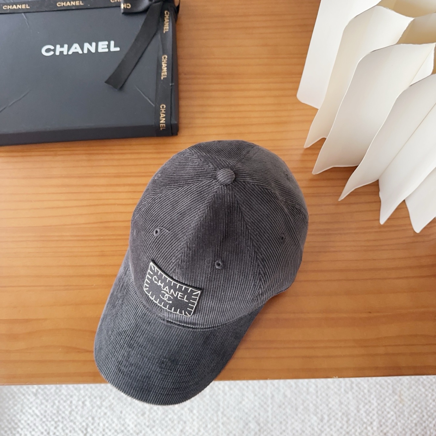 香奈儿 秋季新款 灯芯绒棒球帽🧢小标几个颜色真的很耐看整个帽型软顶设计 戴上去和头部完美贴合非常舒服颜色