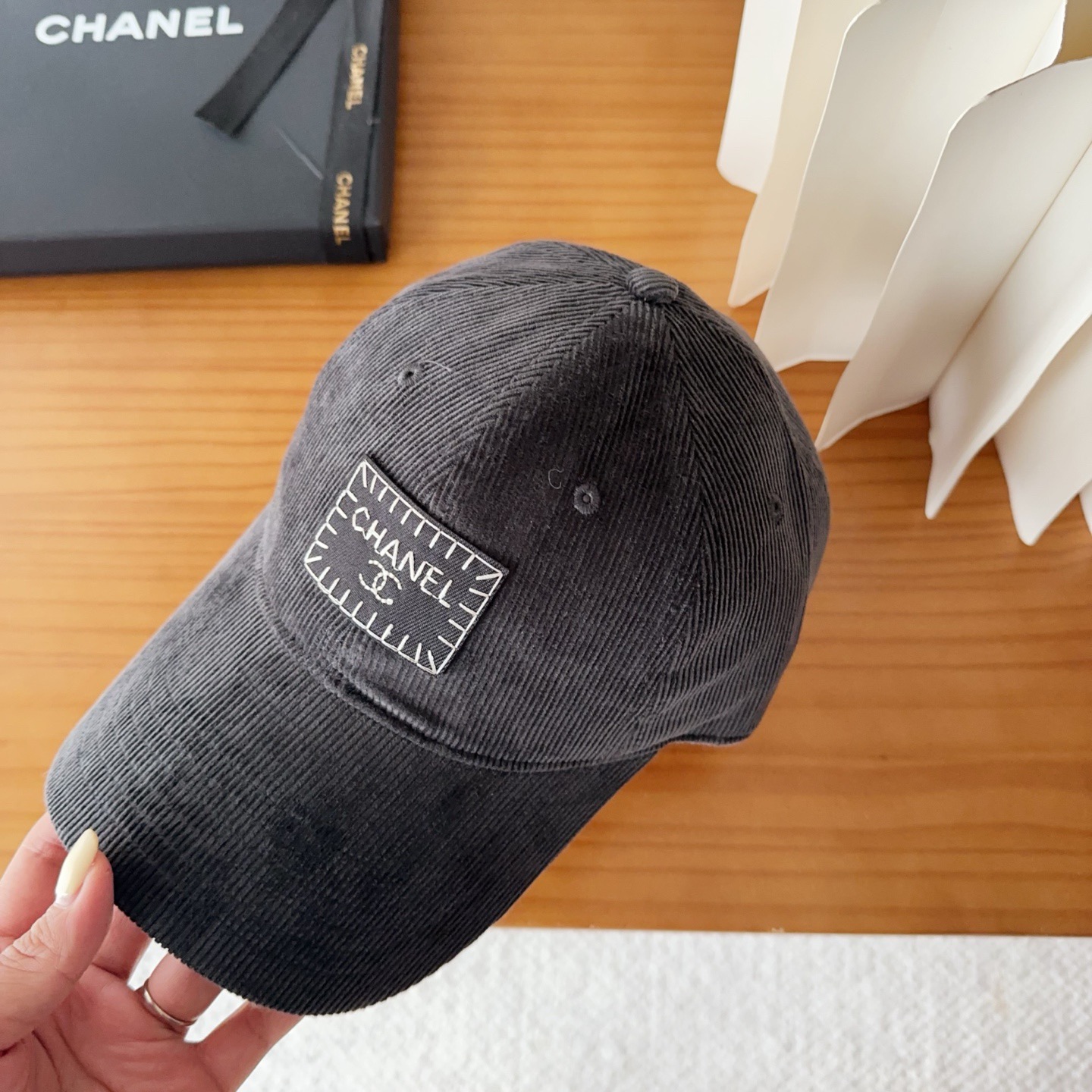 香奈儿 秋季新款 灯芯绒棒球帽🧢小标几个颜色真的很耐看整个帽型软顶设计 戴上去和头部完美贴合非常舒服颜色