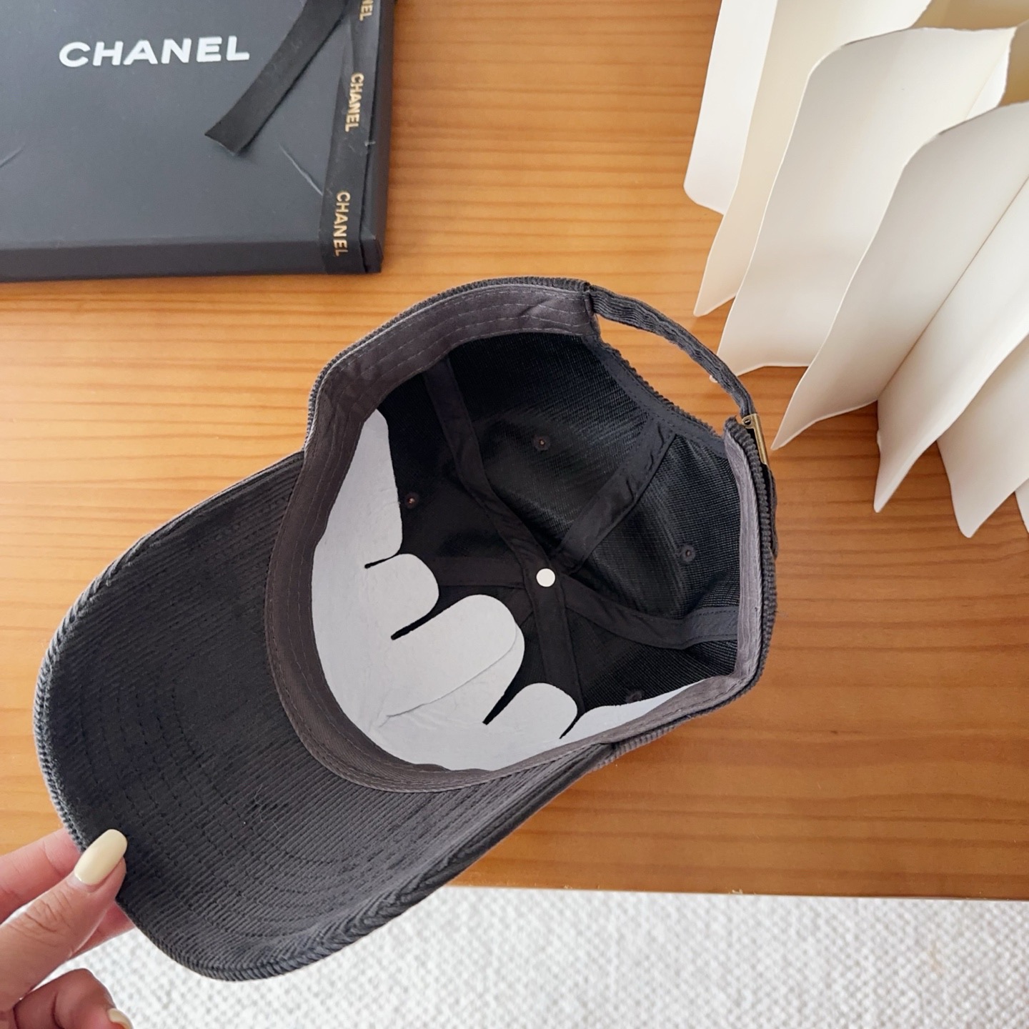 香奈儿 秋季新款 灯芯绒棒球帽🧢小标几个颜色真的很耐看整个帽型软顶设计 戴上去和头部完美贴合非常舒服颜色