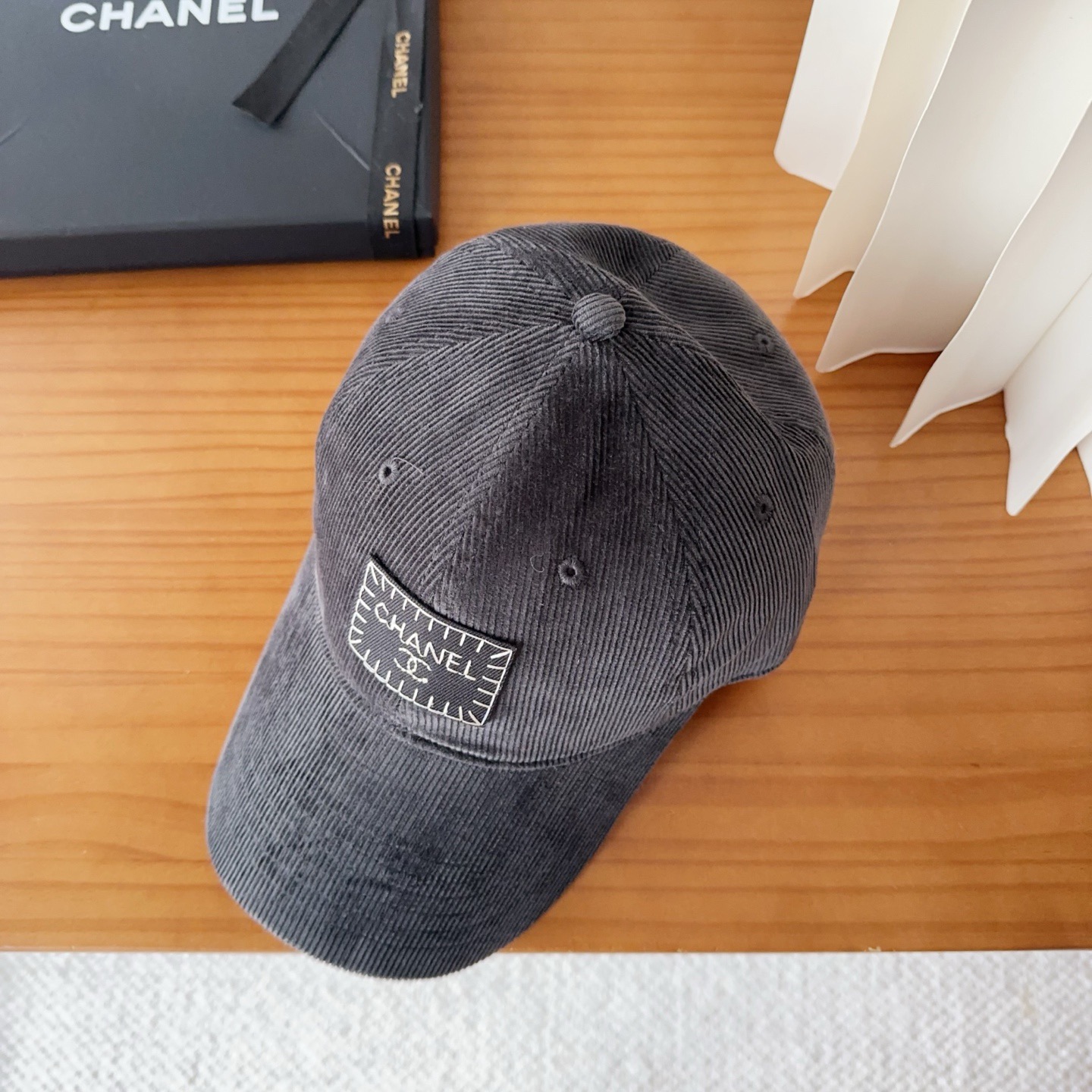 香奈儿 秋季新款 灯芯绒棒球帽🧢小标几个颜色真的很耐看整个帽型软顶设计 戴上去和头部完美贴合非常舒服颜色