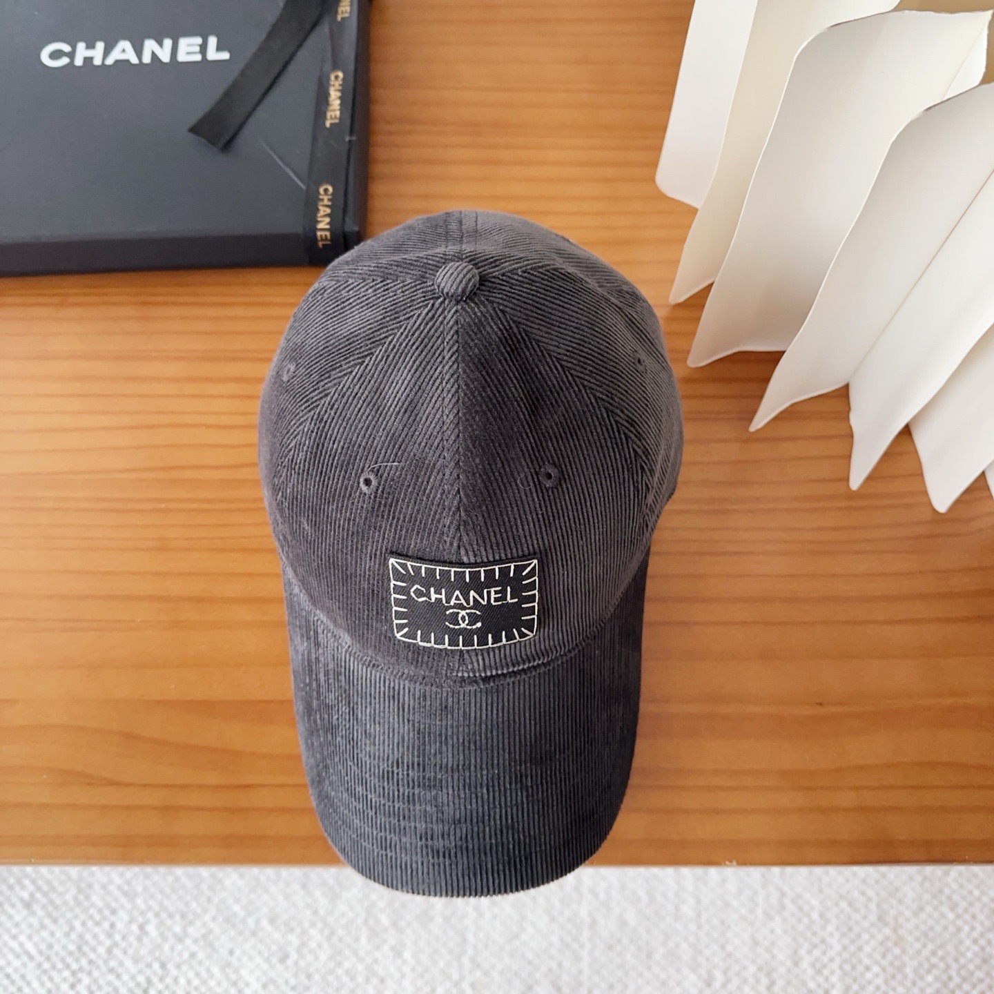 香奈儿 秋季新款 灯芯绒棒球帽🧢小标几个颜色真的很耐看整个帽型软顶设计 戴上去和头部完美贴合非常舒服颜色