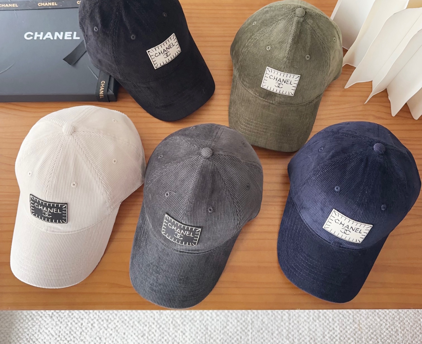 香奈儿 秋季新款 灯芯绒棒球帽🧢小标几个颜色真的很耐看整个帽型软顶设计 戴上去和头部完美贴合非常舒服颜色