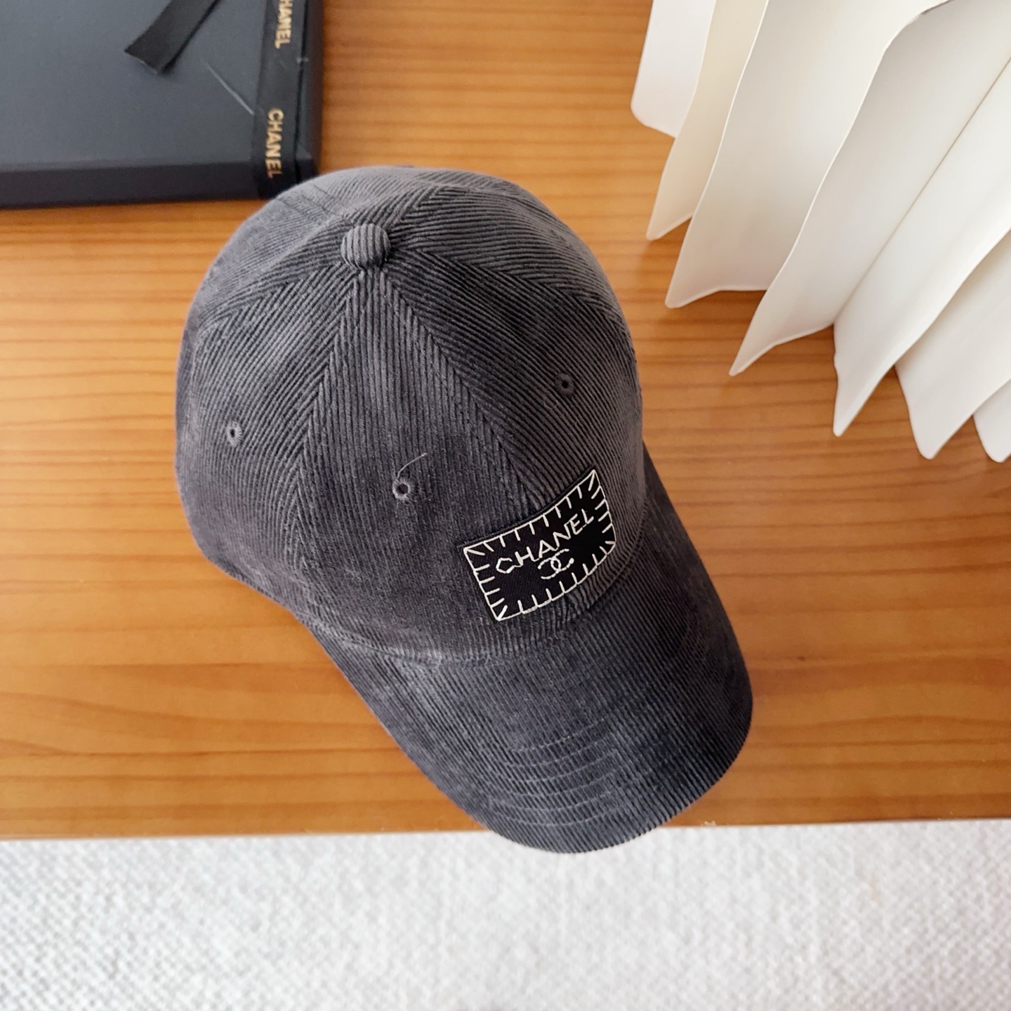 香奈儿 秋季新款 灯芯绒棒球帽🧢小标几个颜色真的很耐看整个帽型软顶设计 戴上去和头部完美贴合非常舒服颜色