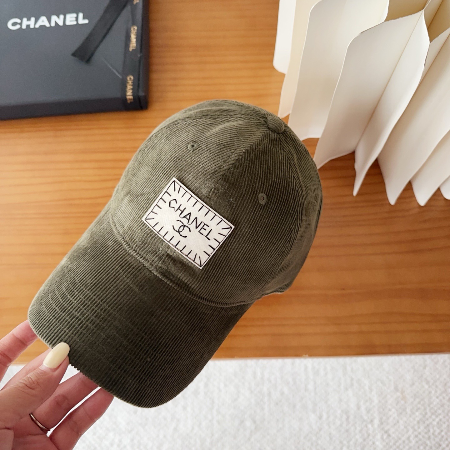 香奈儿 秋季新款 灯芯绒棒球帽🧢小标几个颜色真的很耐看整个帽型软顶设计 戴上去和头部完美贴合非常舒服颜色