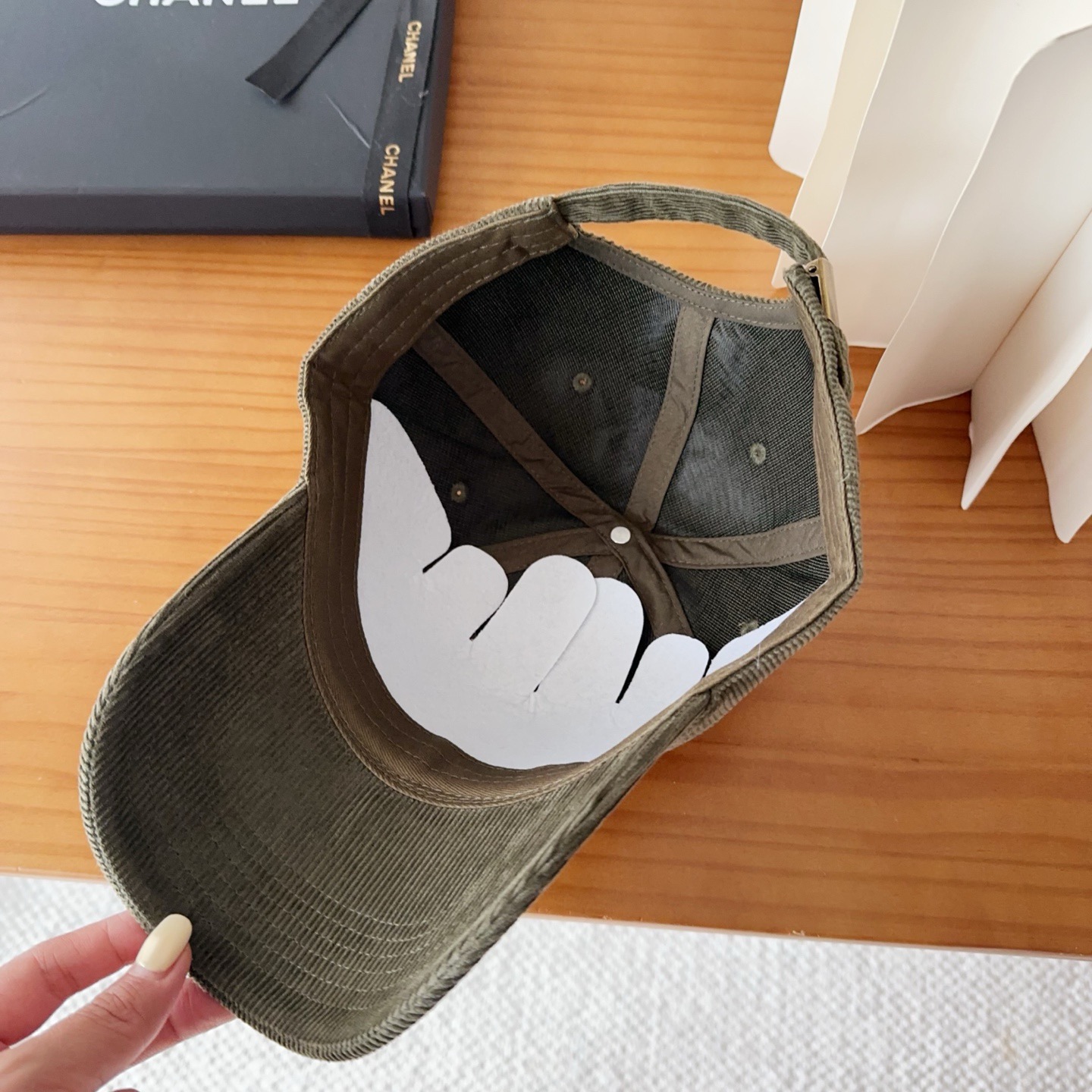 香奈儿 秋季新款 灯芯绒棒球帽🧢小标几个颜色真的很耐看整个帽型软顶设计 戴上去和头部完美贴合非常舒服颜色