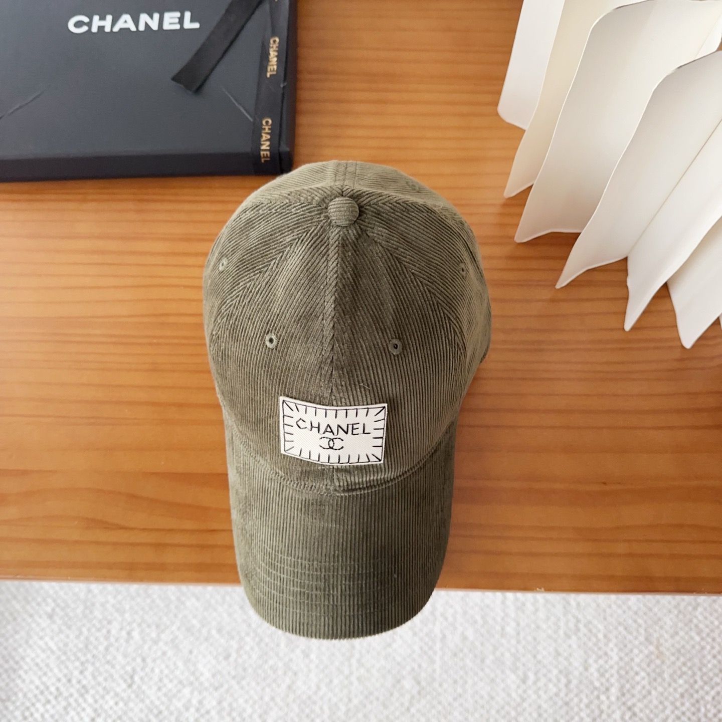 香奈儿 秋季新款 灯芯绒棒球帽🧢小标几个颜色真的很耐看整个帽型软顶设计 戴上去和头部完美贴合非常舒服颜色