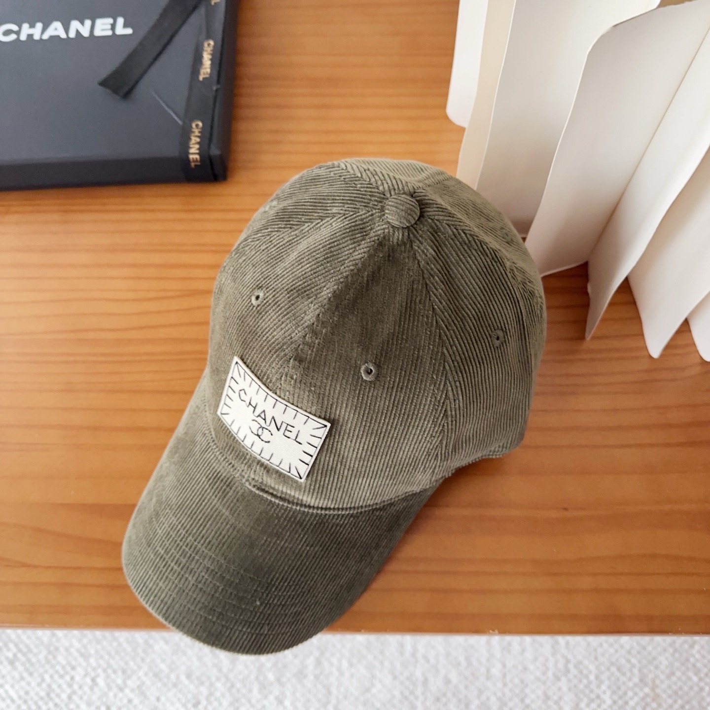 香奈儿 秋季新款 灯芯绒棒球帽🧢小标几个颜色真的很耐看整个帽型软顶设计 戴上去和头部完美贴合非常舒服颜色