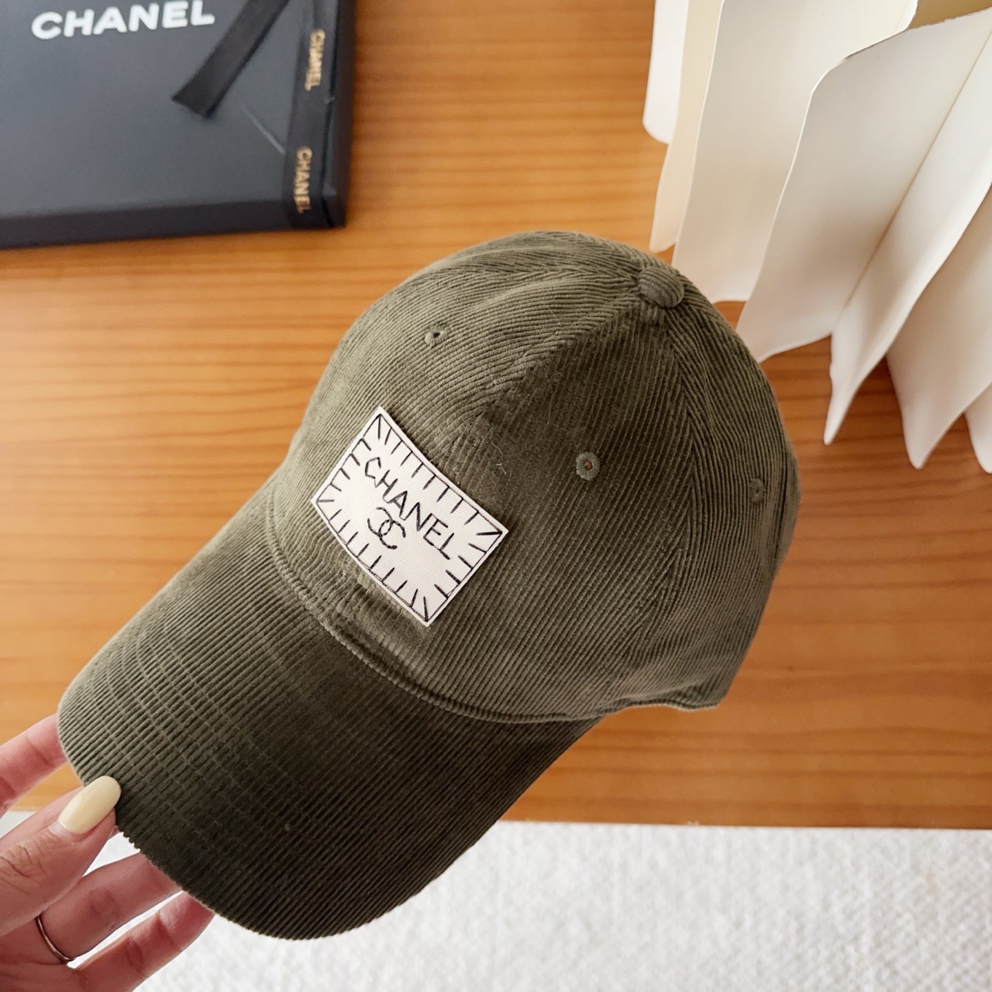 香奈儿 秋季新款 灯芯绒棒球帽🧢小标几个颜色真的很耐看整个帽型软顶设计 戴上去和头部完美贴合非常舒服颜色