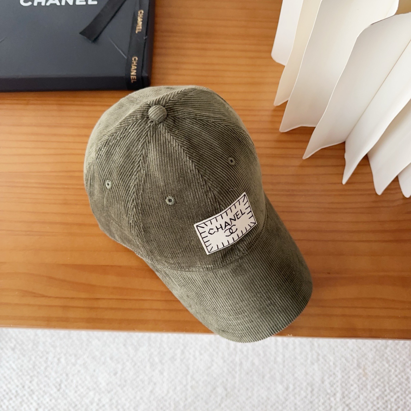 香奈儿 秋季新款 灯芯绒棒球帽🧢小标几个颜色真的很耐看整个帽型软顶设计 戴上去和头部完美贴合非常舒服颜色