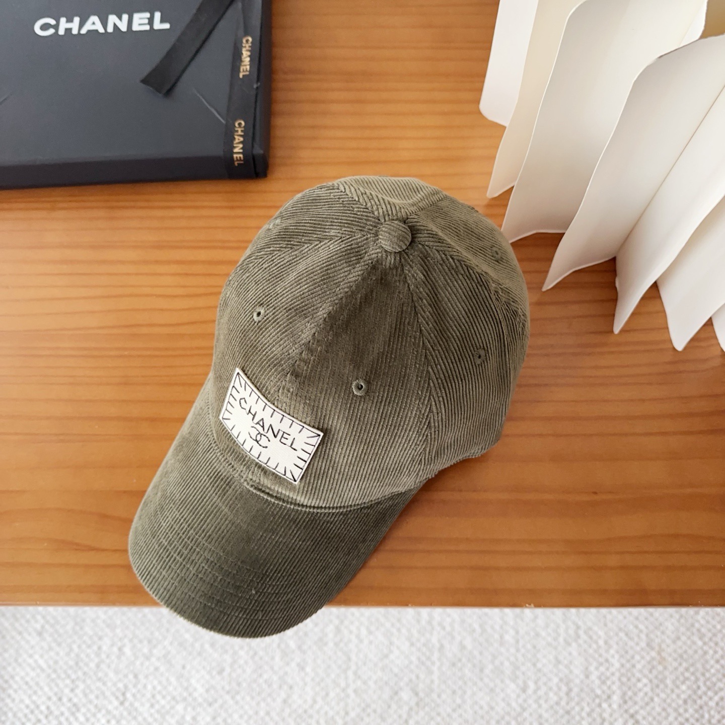 香奈儿 秋季新款 灯芯绒棒球帽🧢小标几个颜色真的很耐看整个帽型软顶设计 戴上去和头部完美贴合非常舒服颜色