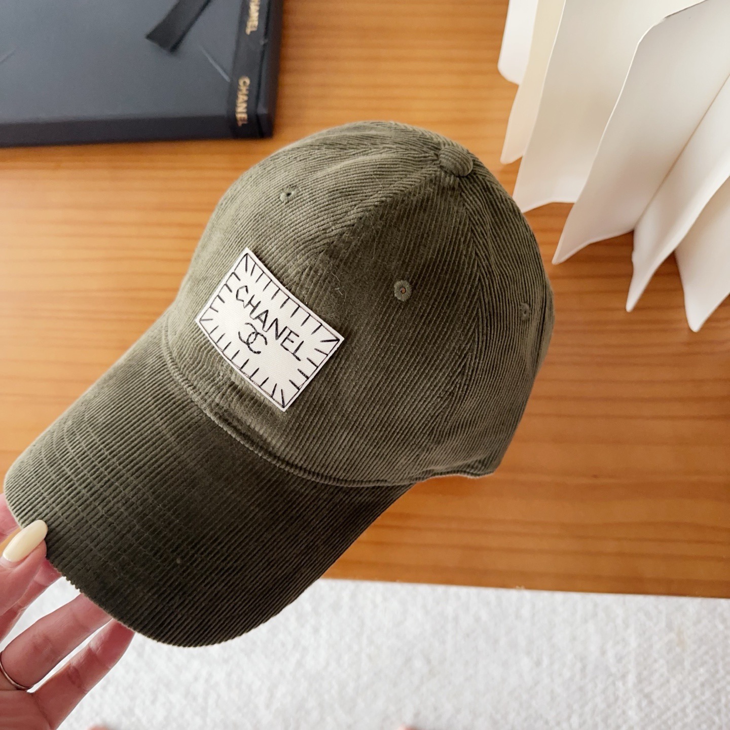 香奈儿 秋季新款 灯芯绒棒球帽🧢小标几个颜色真的很耐看整个帽型软顶设计 戴上去和头部完美贴合非常舒服颜色