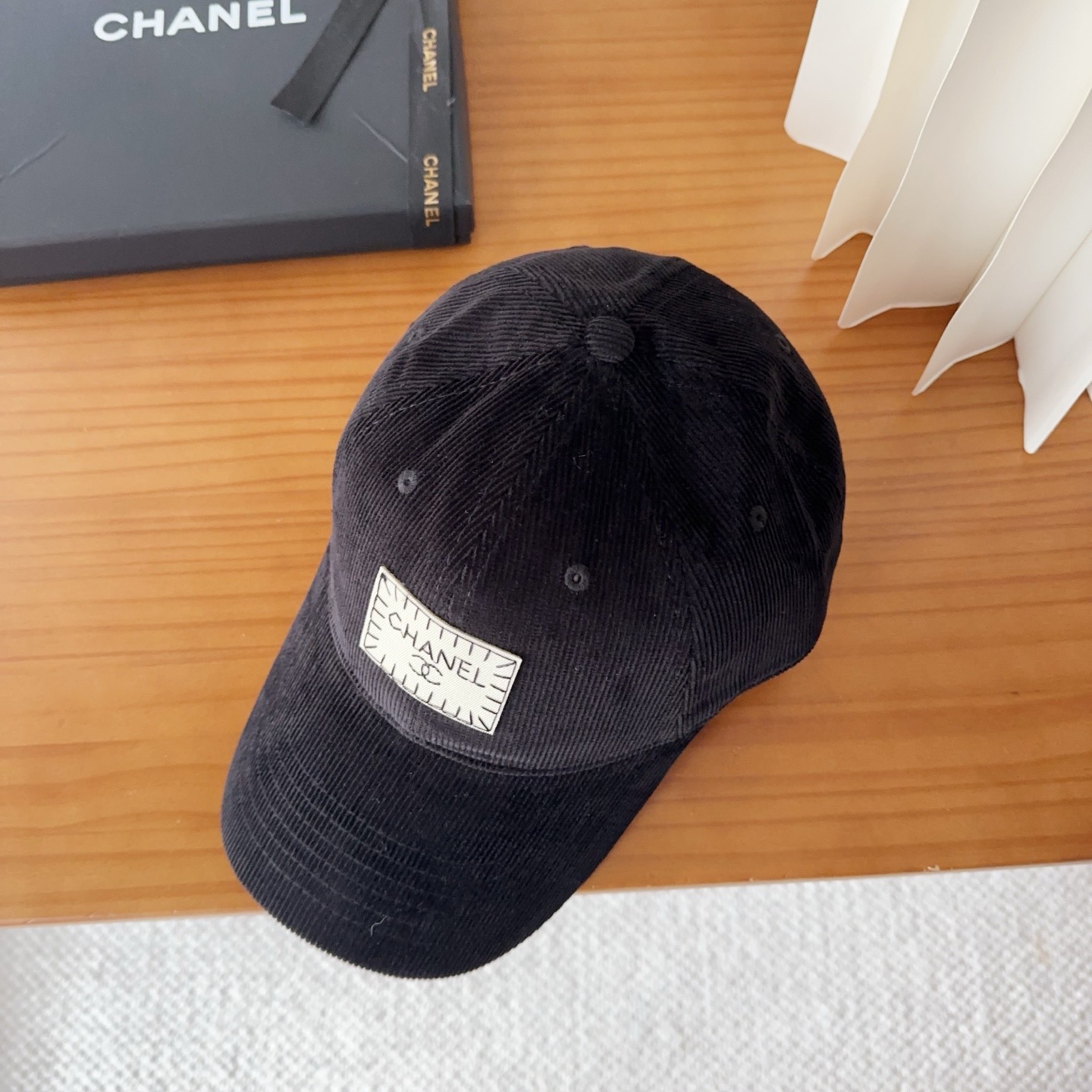 香奈儿 秋季新款 灯芯绒棒球帽🧢小标几个颜色真的很耐看整个帽型软顶设计 戴上去和头部完美贴合非常舒服颜色