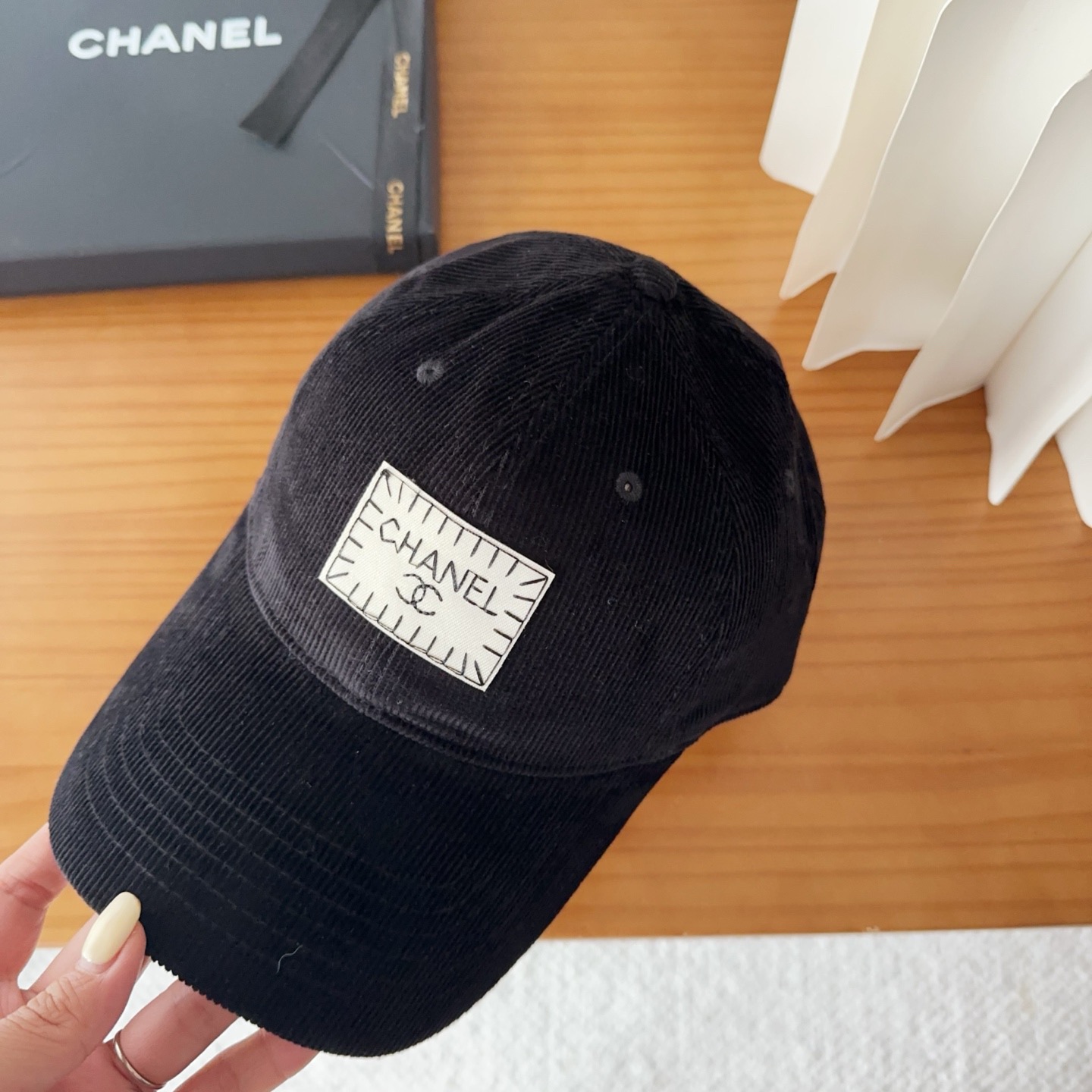 香奈儿 秋季新款 灯芯绒棒球帽🧢小标几个颜色真的很耐看整个帽型软顶设计 戴上去和头部完美贴合非常舒服颜色