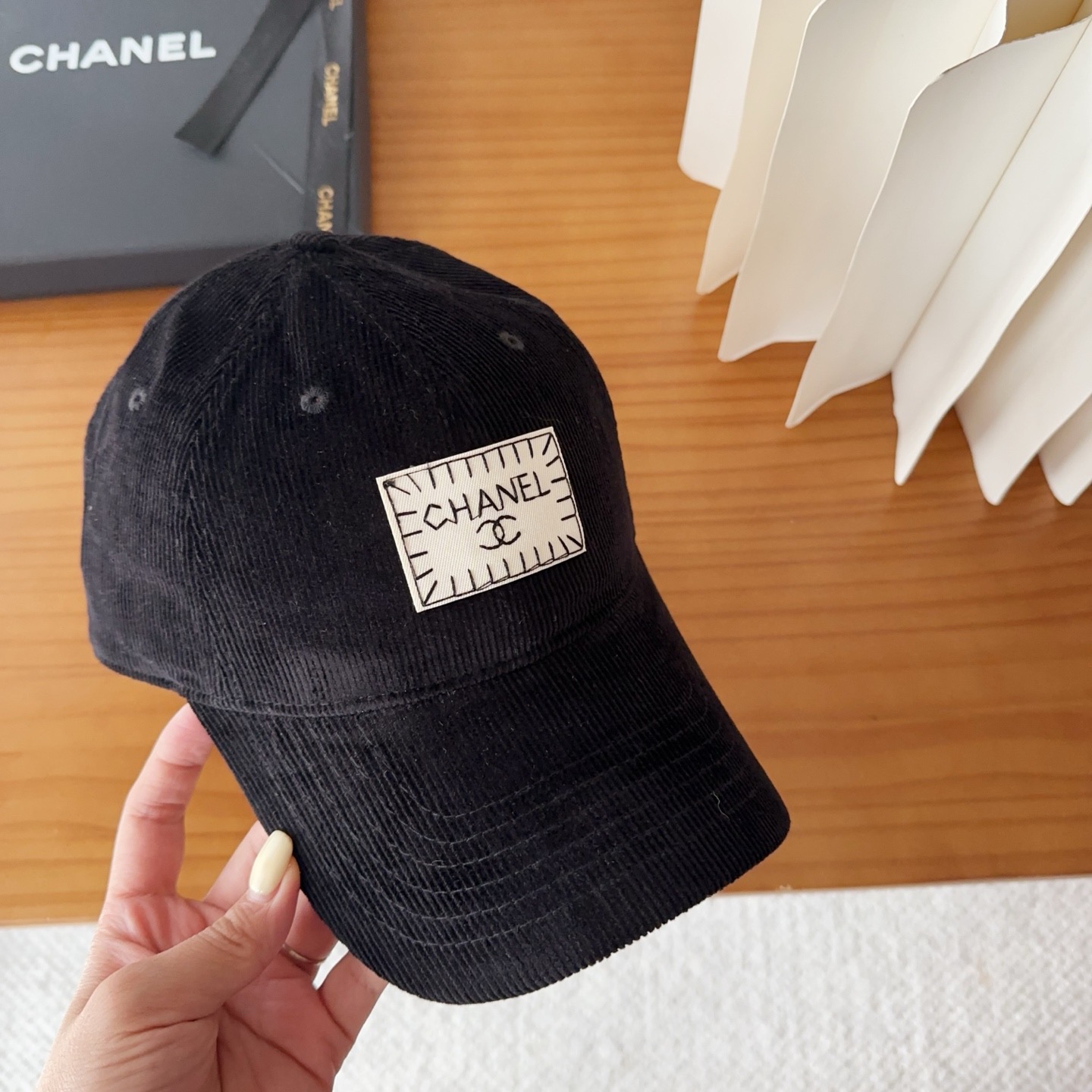 香奈儿 秋季新款 灯芯绒棒球帽🧢小标几个颜色真的很耐看整个帽型软顶设计 戴上去和头部完美贴合非常舒服颜色