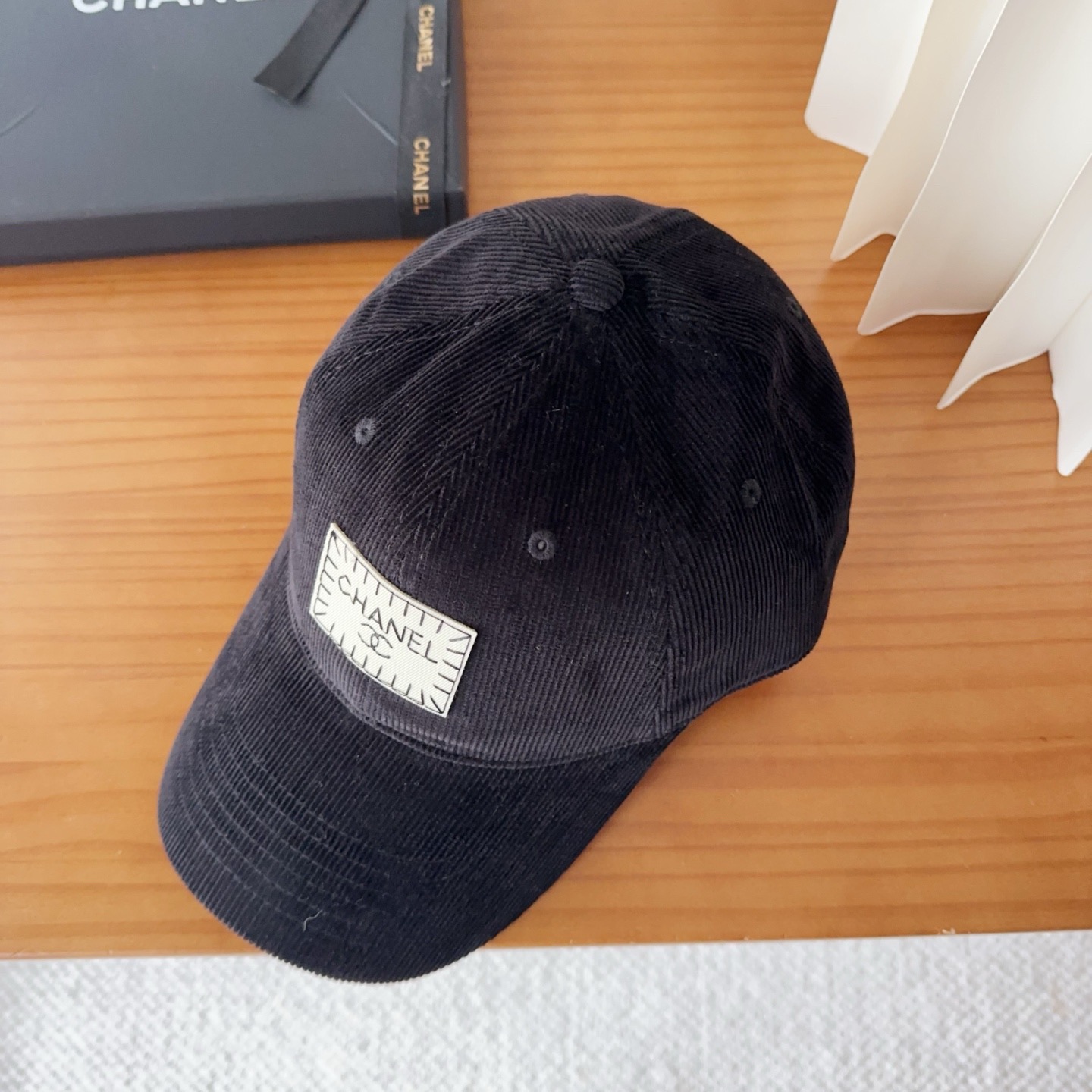 香奈儿 秋季新款 灯芯绒棒球帽🧢小标几个颜色真的很耐看整个帽型软顶设计 戴上去和头部完美贴合非常舒服颜色